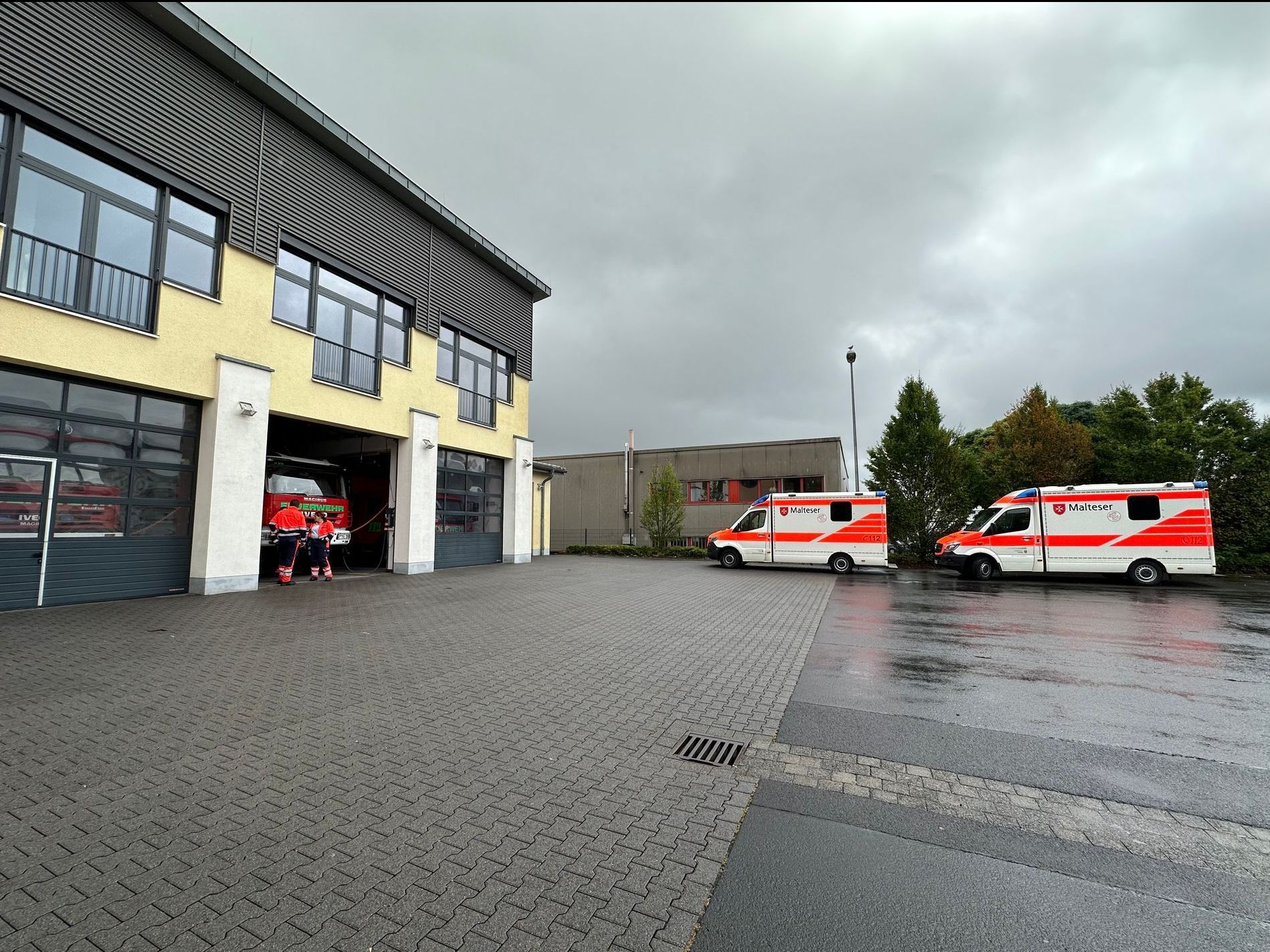 Betreuung von Betroffenen im Feuerwehrhaus Petersberg nach einem Verkehrsunfall Foto: E. Schwiesow