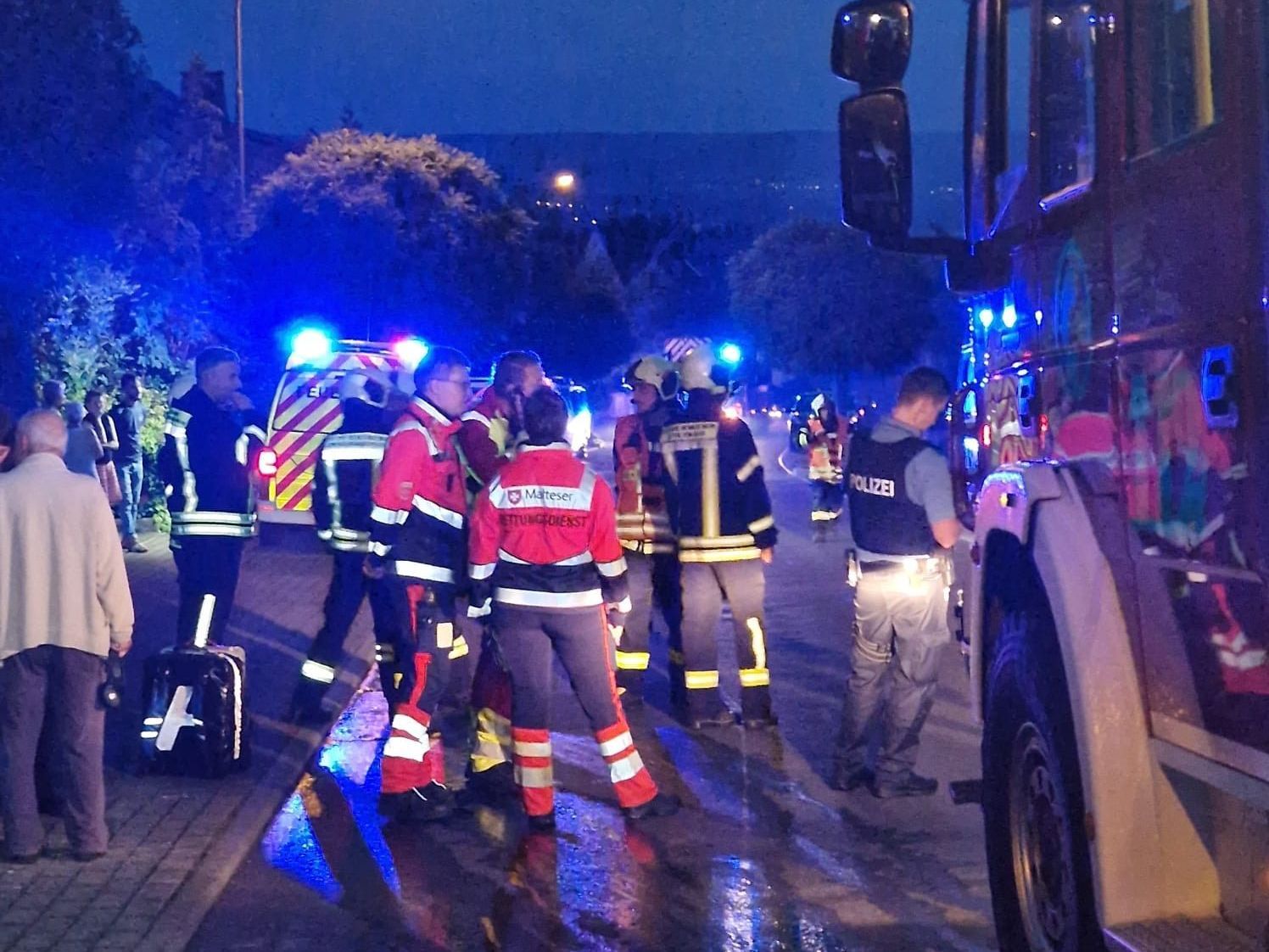 Rettungsdienst Fulda und Feuerwehr Petersberg im Brandeinsatz Foto: Vogel
