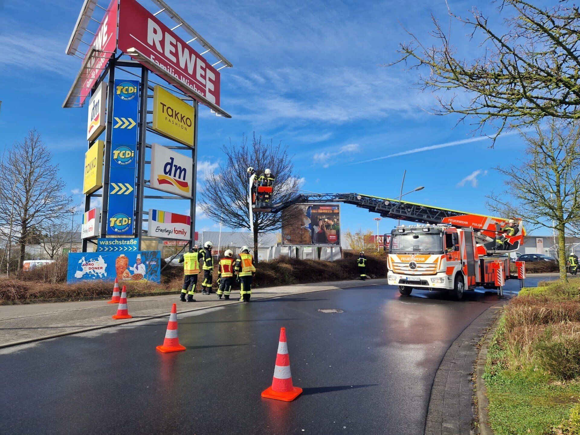 DLK Feuerwehr Fulda im Sturmeinsatz Die Drehleiter (DLK) der Feuerwehr Fulda-Mitte beim Sturmeinsatz in Petersberg
