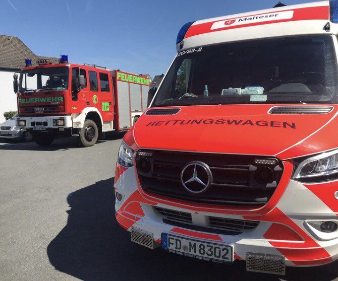 (Symbolbild) Fahrzeuge am Einsatzort bei einer Türöffnung RTW Johannes Fulda 20/83-1 und LF 16/12 Florian Petersberg 1/44-1