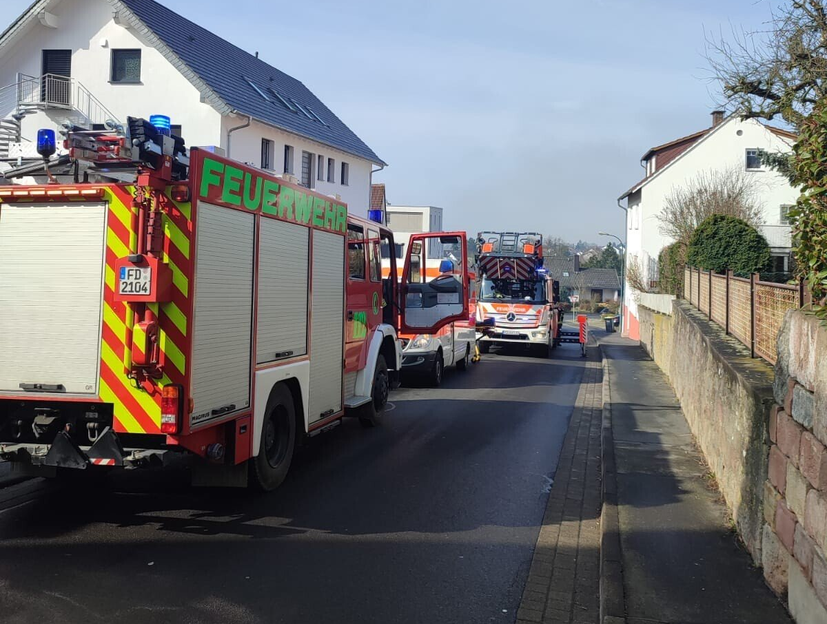 LF 16/12, RTW, DLK bei Patientenrettung über DLK LF 16/12 Feuerwehr Petersberg-Mitte, RTW, DLK Feuerwehr Fulda. Foto: Florian Arens