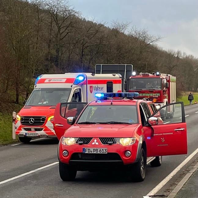 VRW, LF 16/12 und RTW beim Verkehrsunfall Vorausrüstwagen, Löschfahrzeug der Feuerwehr Petersberg-Mitte sowie Rettungswagen des Malteser Hilfsdienstes Fulda beim Verkehrsunfall. Foto: Feuerwehr Petersberg