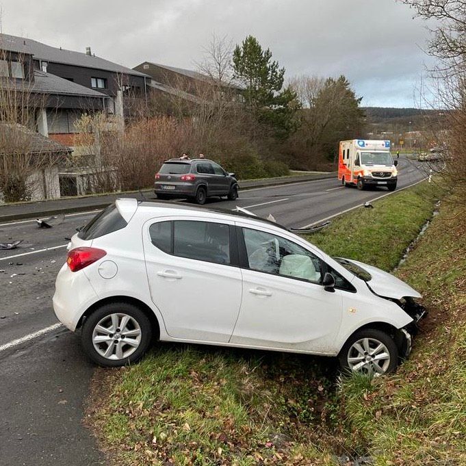 Verkehrsunfall auf Petersberger Landstraße Verkehrsunfall in Petersberg, Rettungswagen des DRK Fulda. Foto: Feuerwehr Petersberg