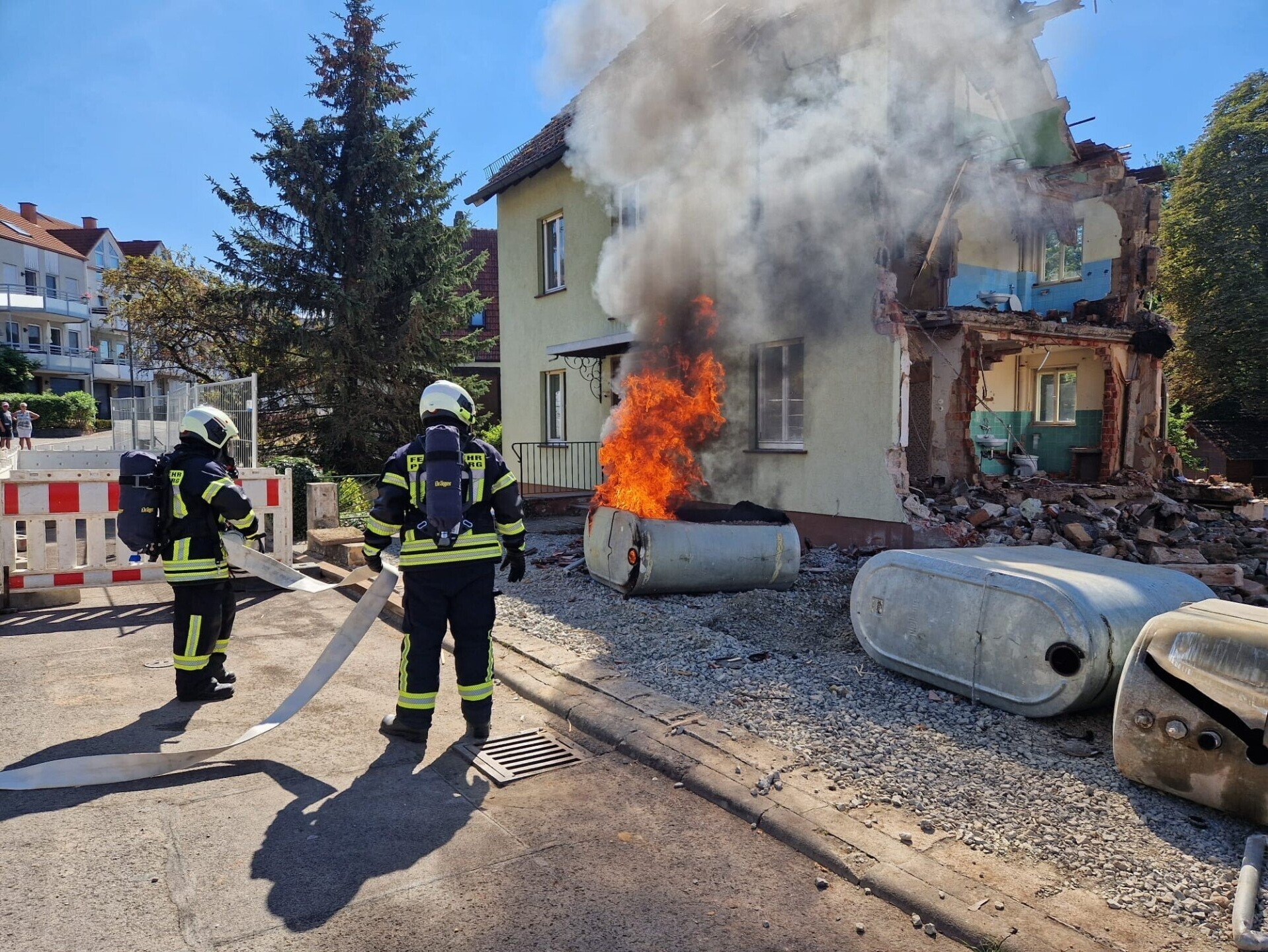 Brennender Öltank in Petersberg Foto: M. Vogel