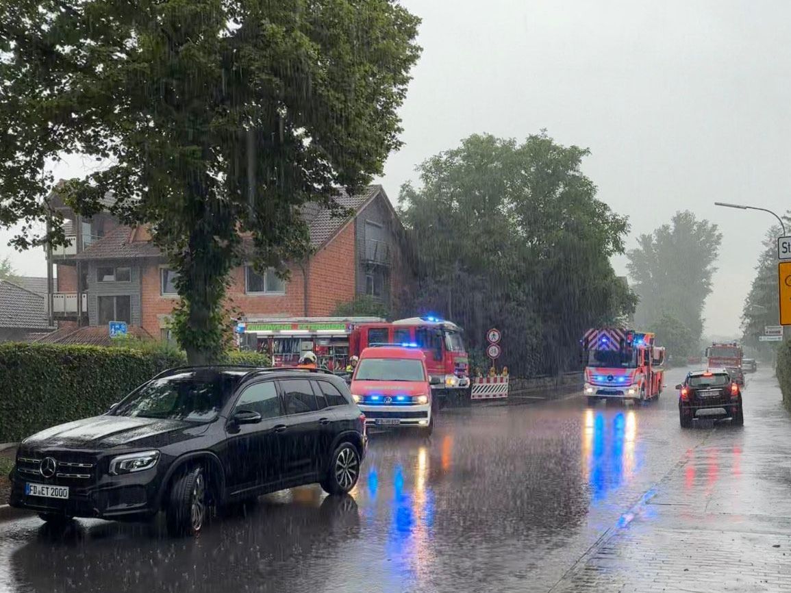 ELW1, LF 20/16 und LF 16/12 Feuerwehr Petersberg-Mitte sowie DLK Feuerwehr Fulda-Mitte im Brandeinsatz Foto: E. Schwiesow