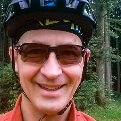 Sportbrillen bei abakus augenoptik Mann mit cooler Sportbrille