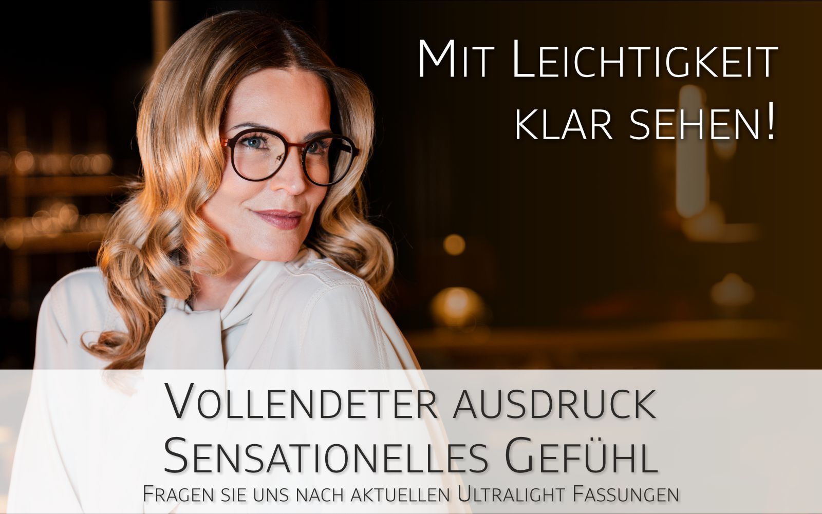 Dame mit schöner Imago Ultralight Brille mit großen, rundlichen Gläsern, blickt über ihre linke Schulter