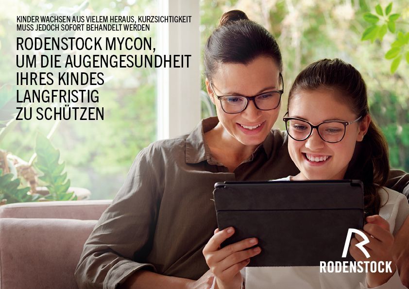 Eine Frau sitzt mit einem Kind auf einem Sofa. Die Frau schau der Kind über die Schulter. Das Kind hält ein Tablet und beide schauen auf den Bildschirm. Beide tragen eine Brille. Text im Bild: