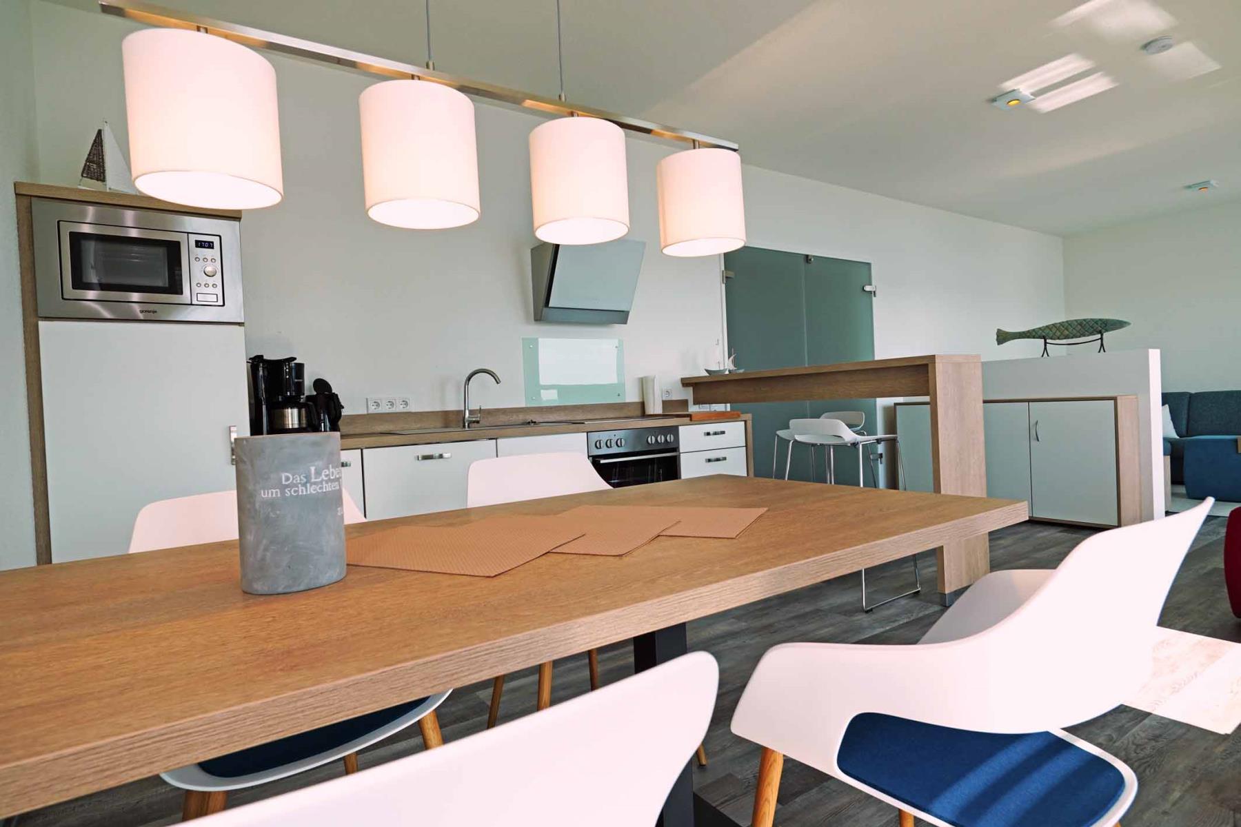 Küchenansicht mit Tisch Ferienwohnung F im Ostsee Resort Olpenitz