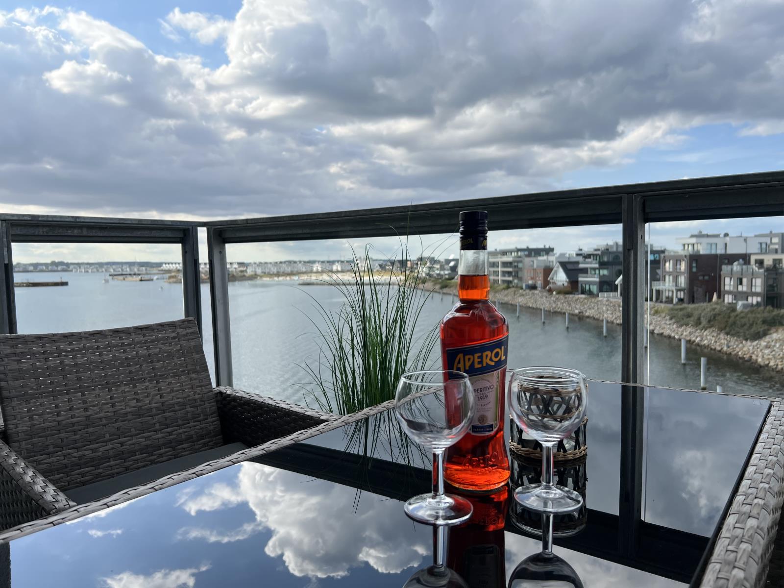 Aperol am Abend auf dem Balkon einer Ferienwohnung im Ostsee Resort Olpenitz