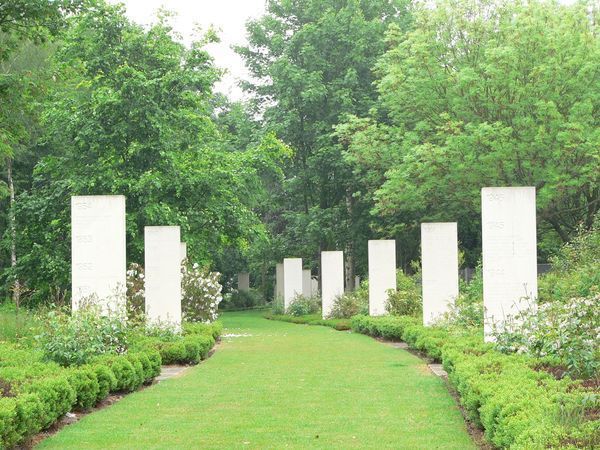 Path through the Memorial des Reporters