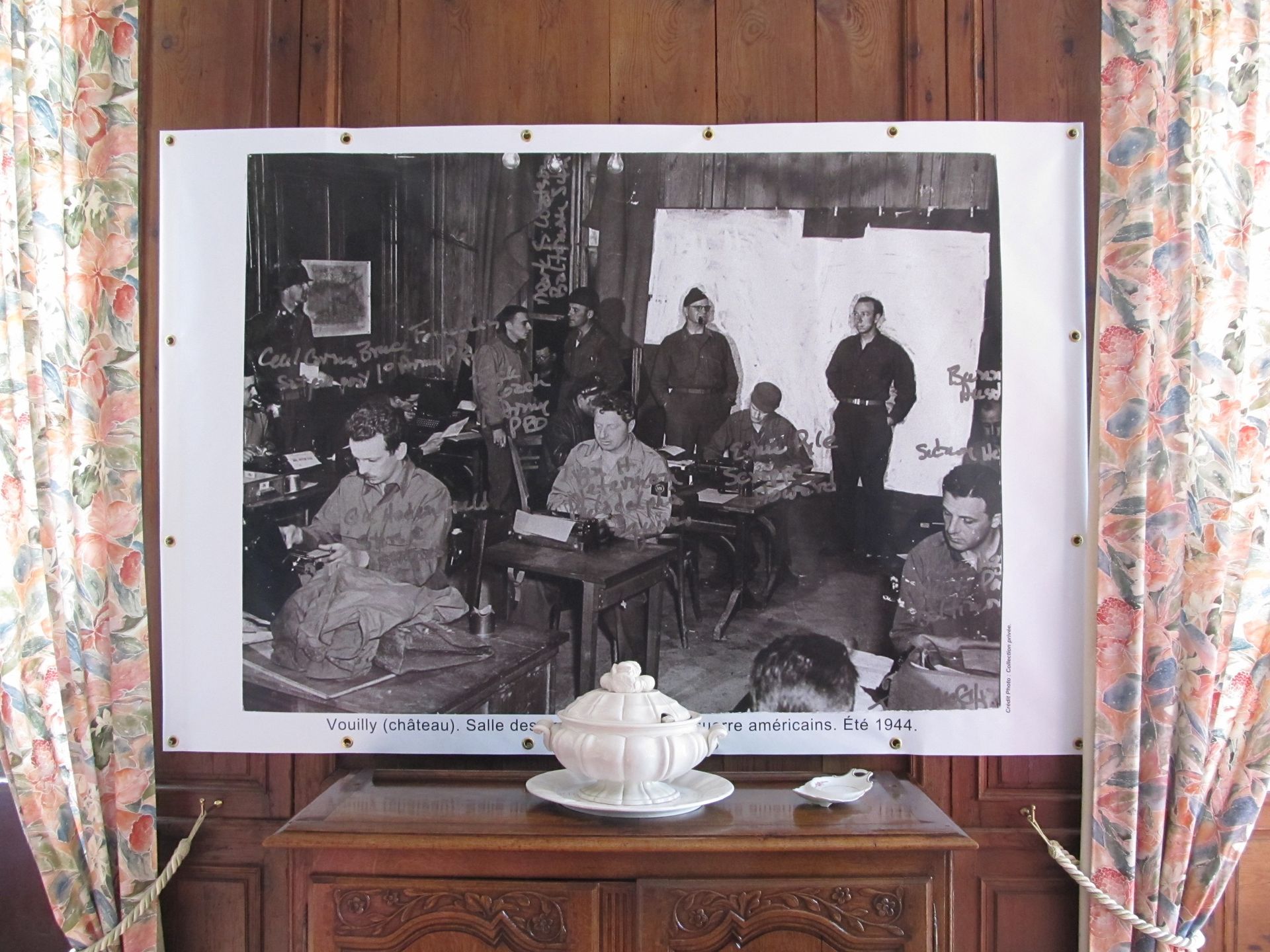 Photo of correspondents in the press room