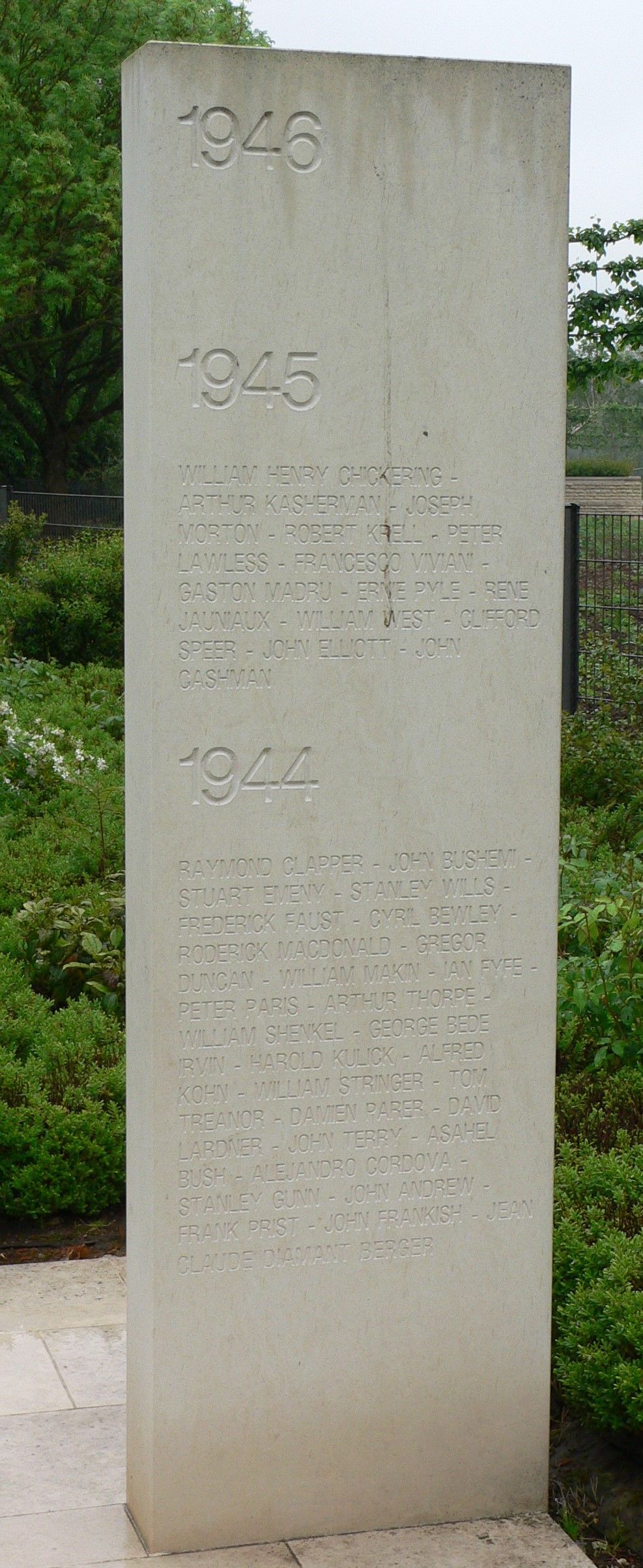 1945 and 1945 stele of the Memorial des Reporters