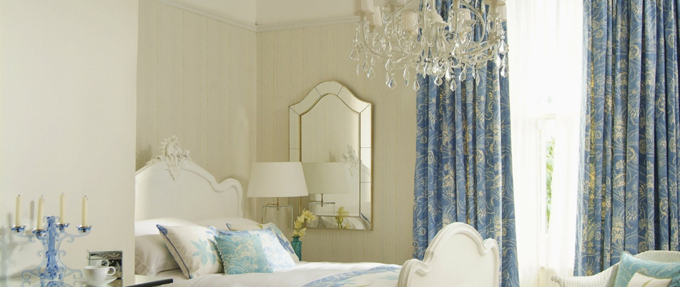 Recámara con cortinas tradicionales