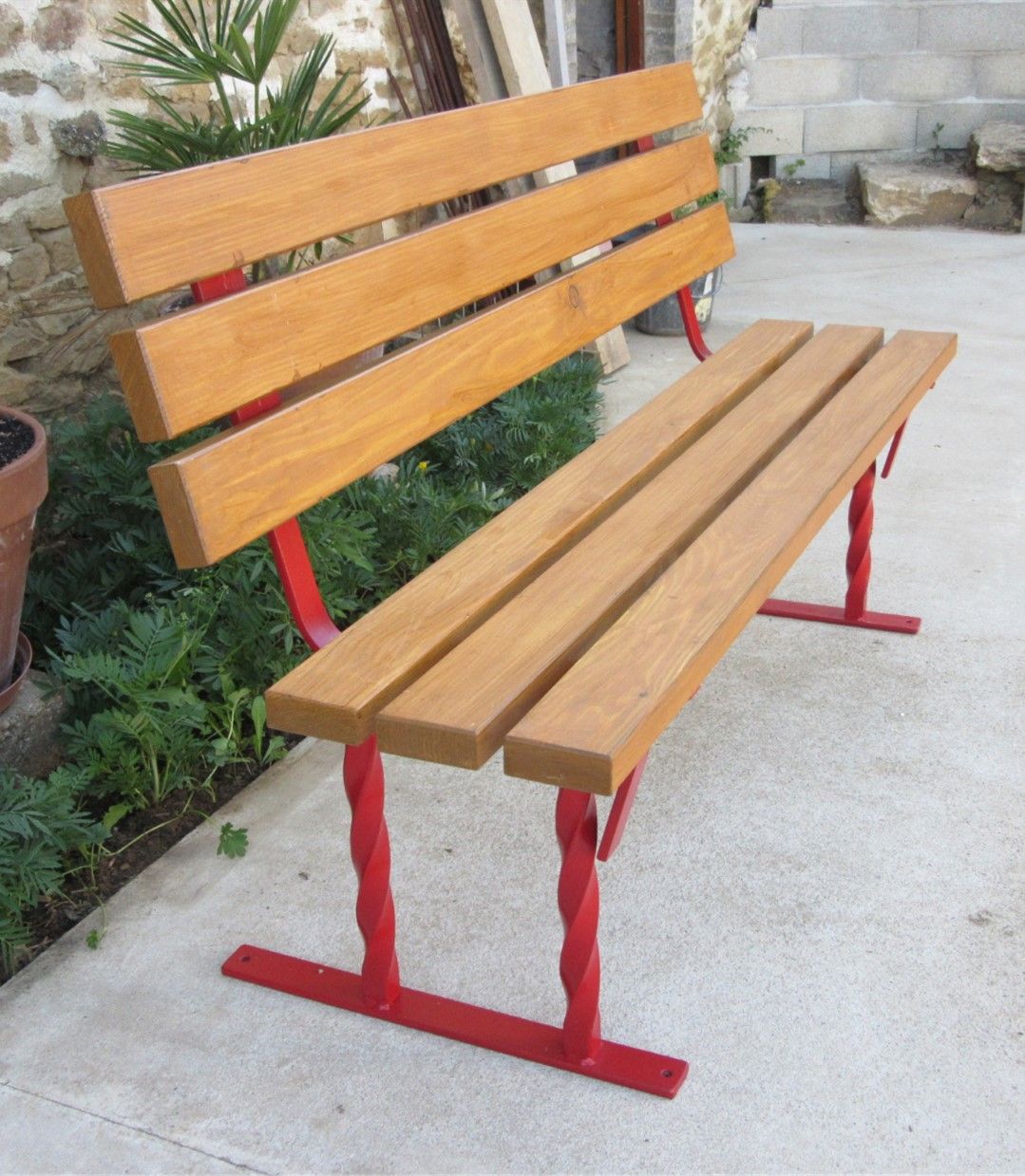 Banc de jardin en bois de mélèze avec piétements à torsion d'orge Banc de jardin en bois de mélèze avec piétements à torsion d'orge