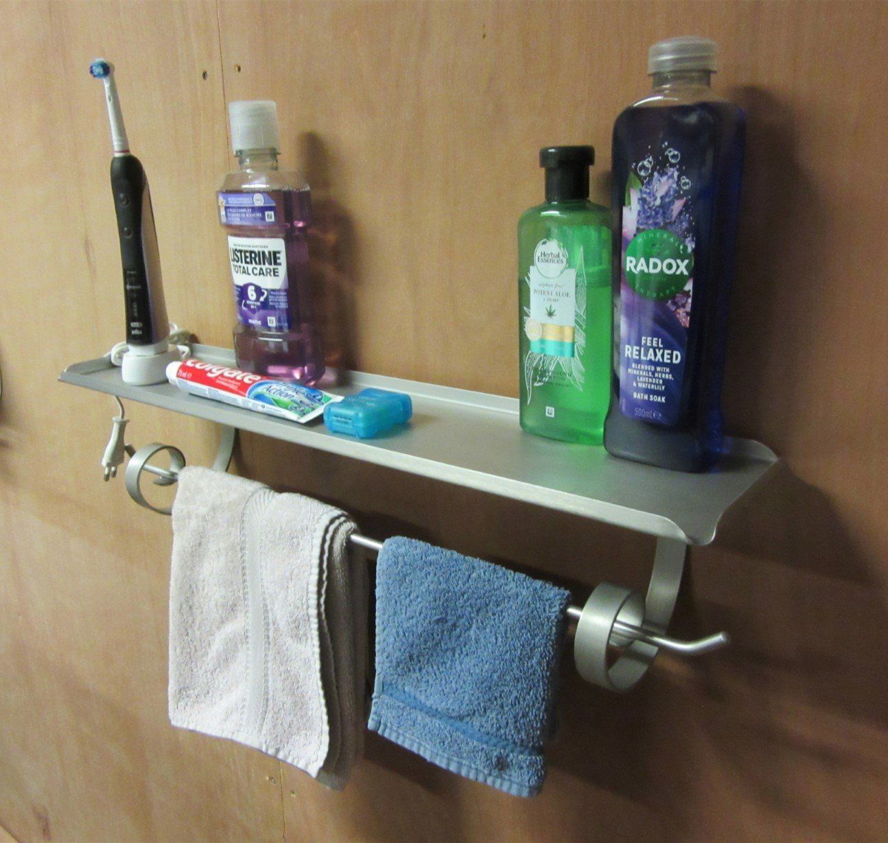 Porte-Serviettes avec tablette de rangement en inox Porte-Serviettes avec tablette de rangement en inox