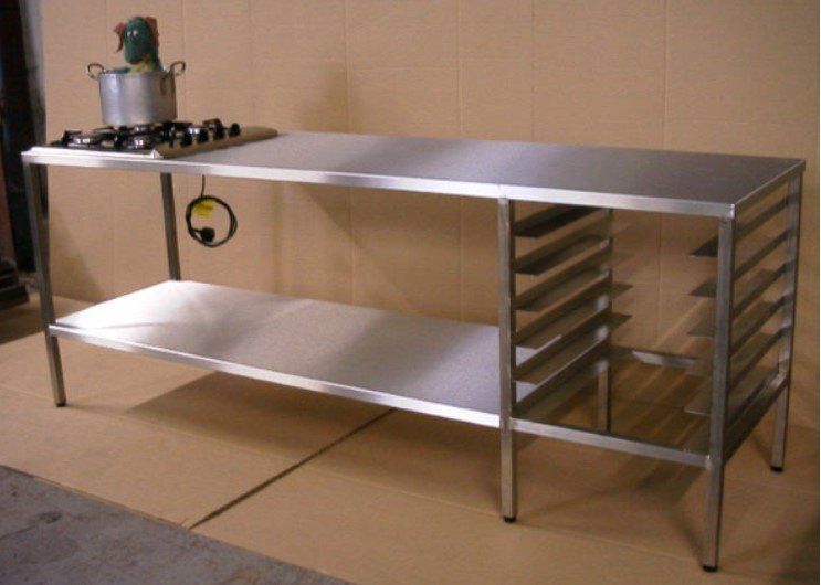 Table en inox sur mesTable en inox sur mesure pour cuisine professionnelleure Table en inox sur mesure pour cuisine professionnelle