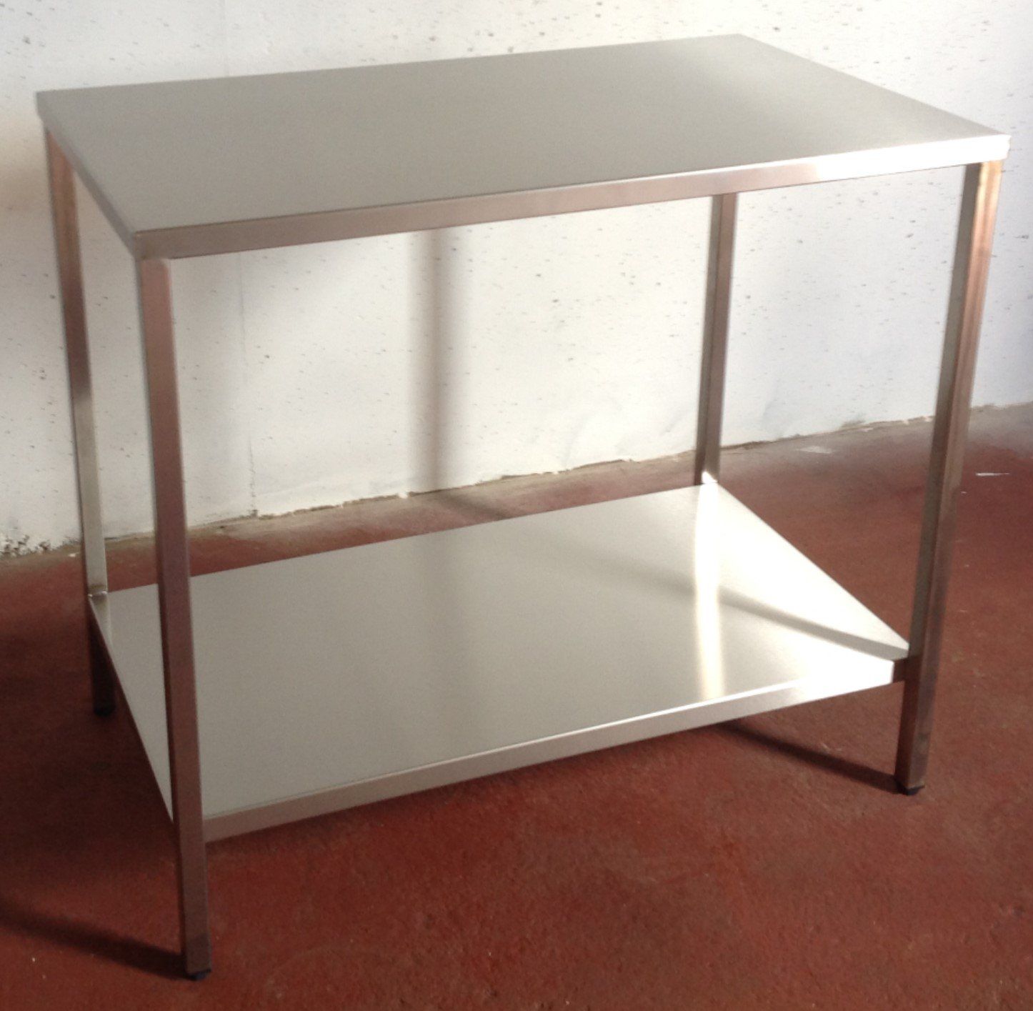 Table en inox sur mesure pour laboratoire Table en inox sur mesure pour laboratoire