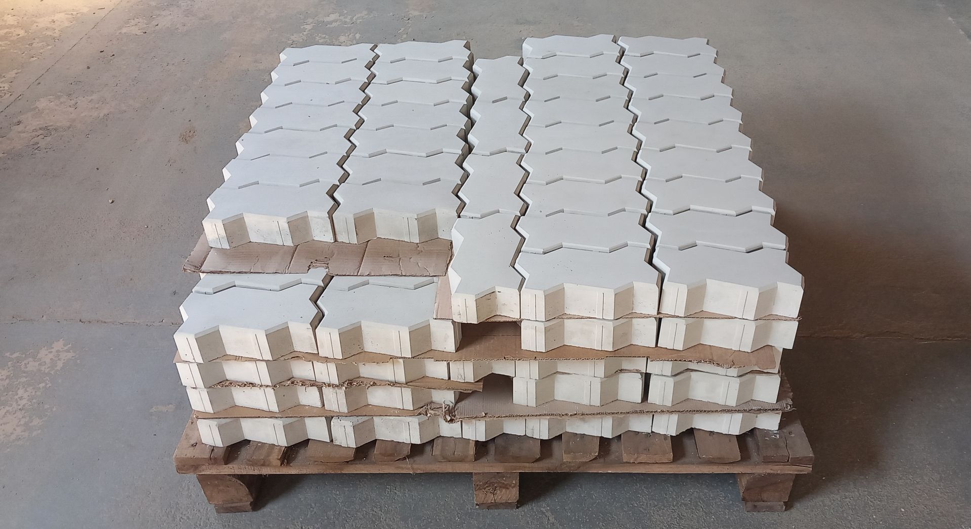 Palette de pavés en béton Zigzag Palette de pavés en béton Zigzag couleur : gris naturel