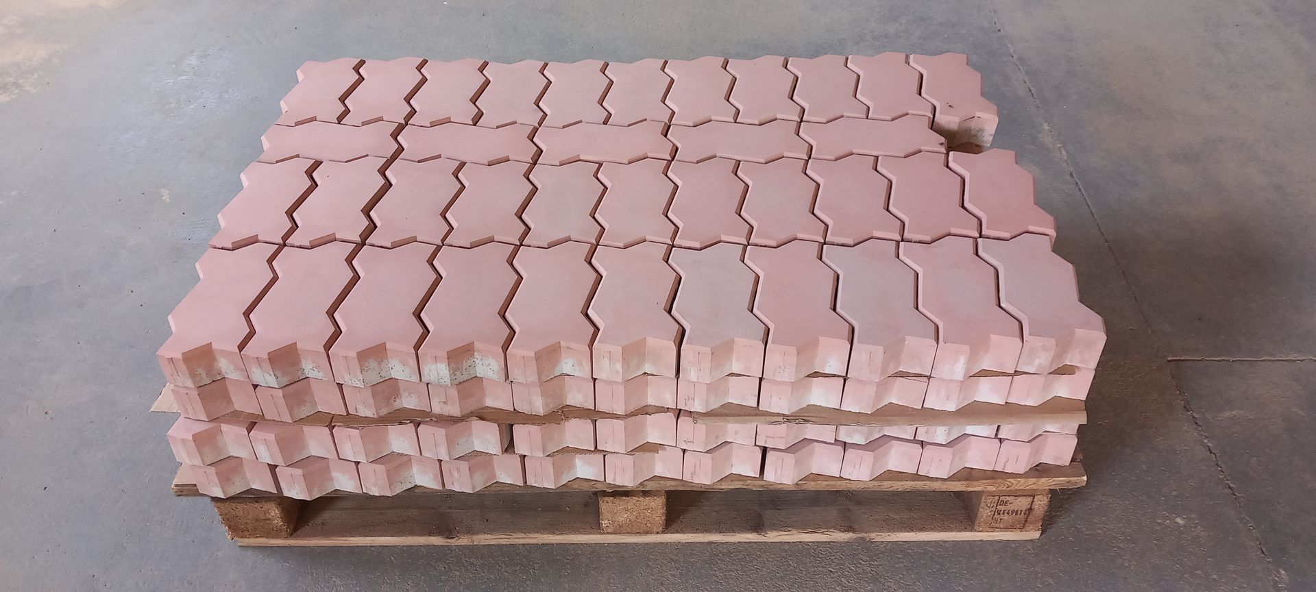 Palette de pavés en béton Zigzag Palette de pavés en béton Zigzag couleur : rouge