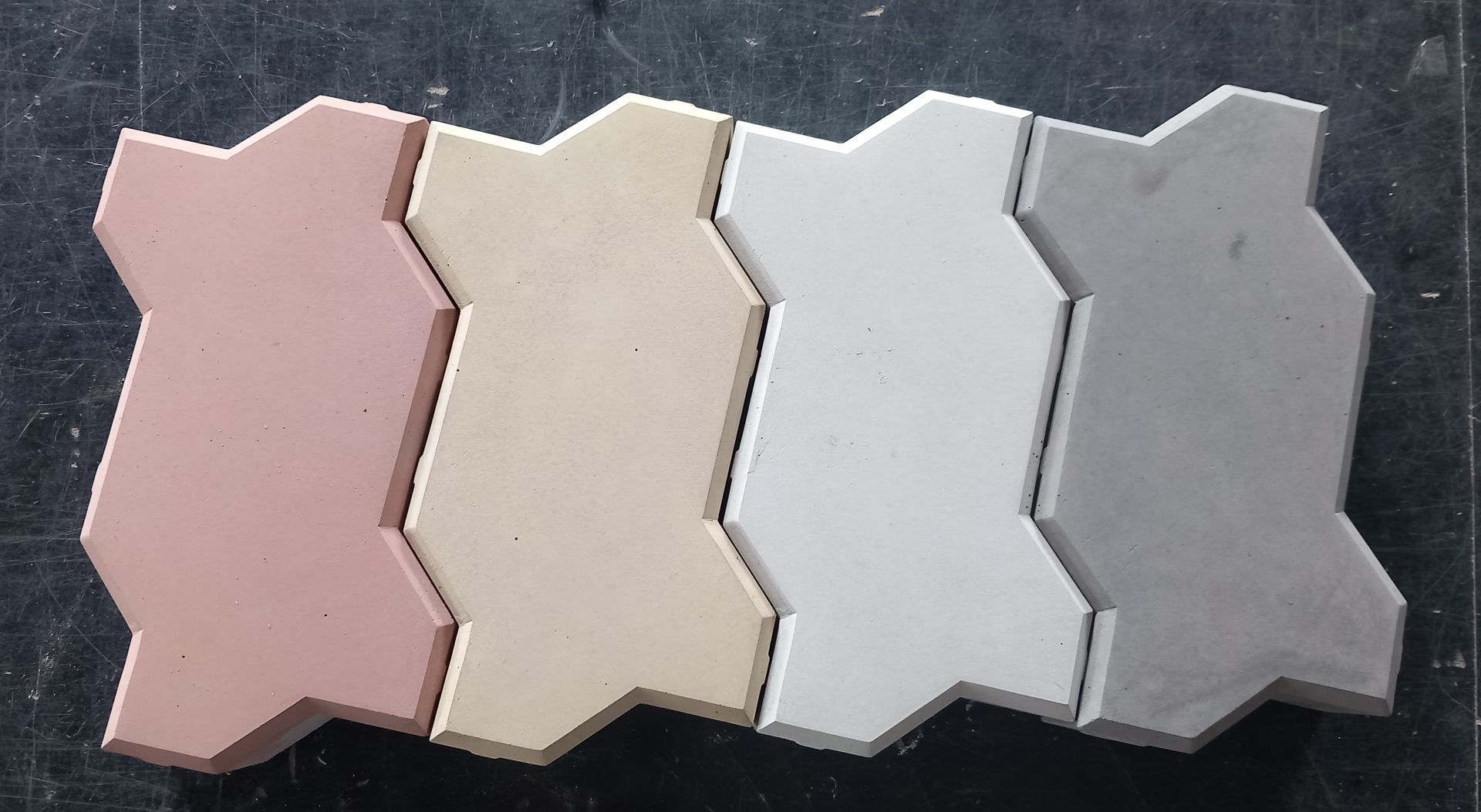 Pavés en béton Zigzag en gris naturel, gris foncé, rouge & jaune Pavés en béton Zigzag en gris, rouge & jaune