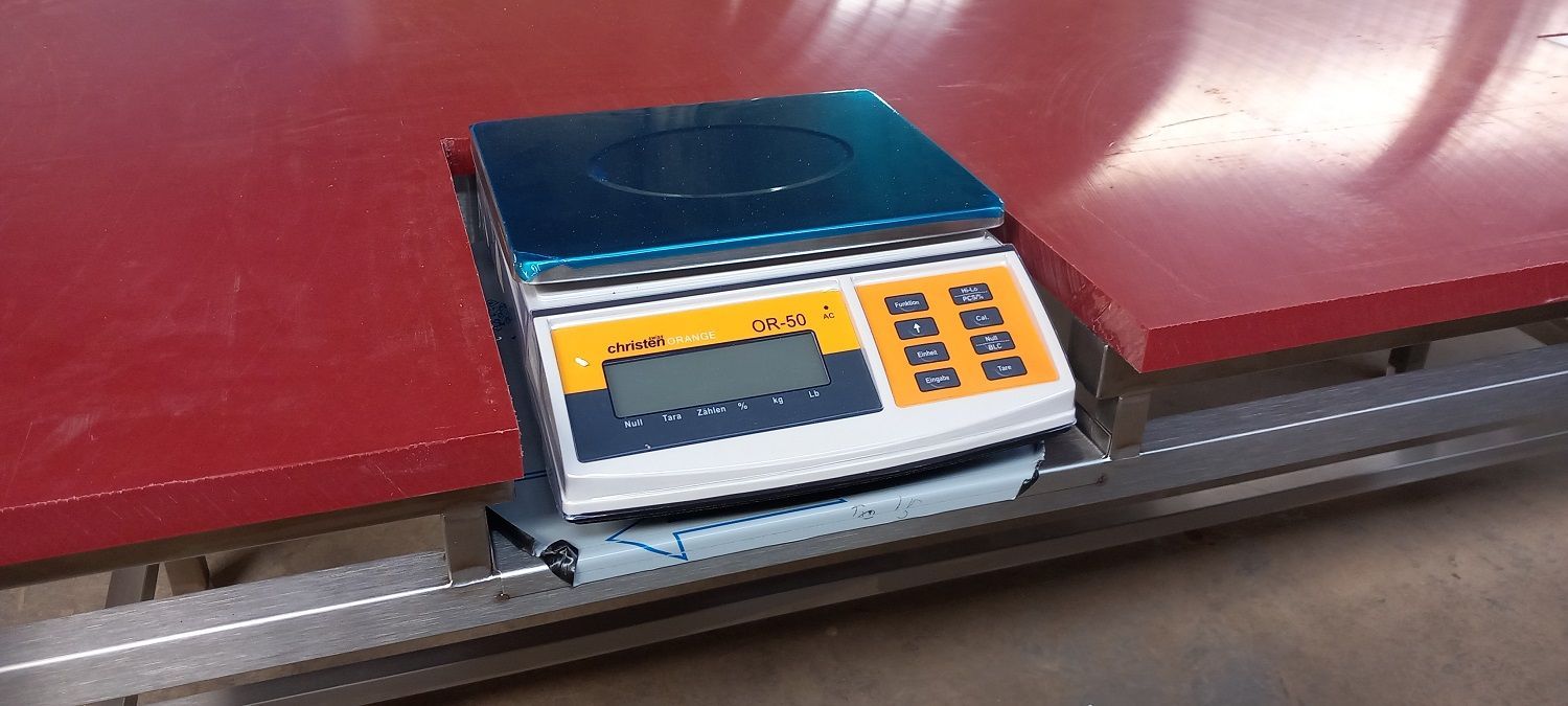 Table de découpe en HDPE 500 avec niche pour balance