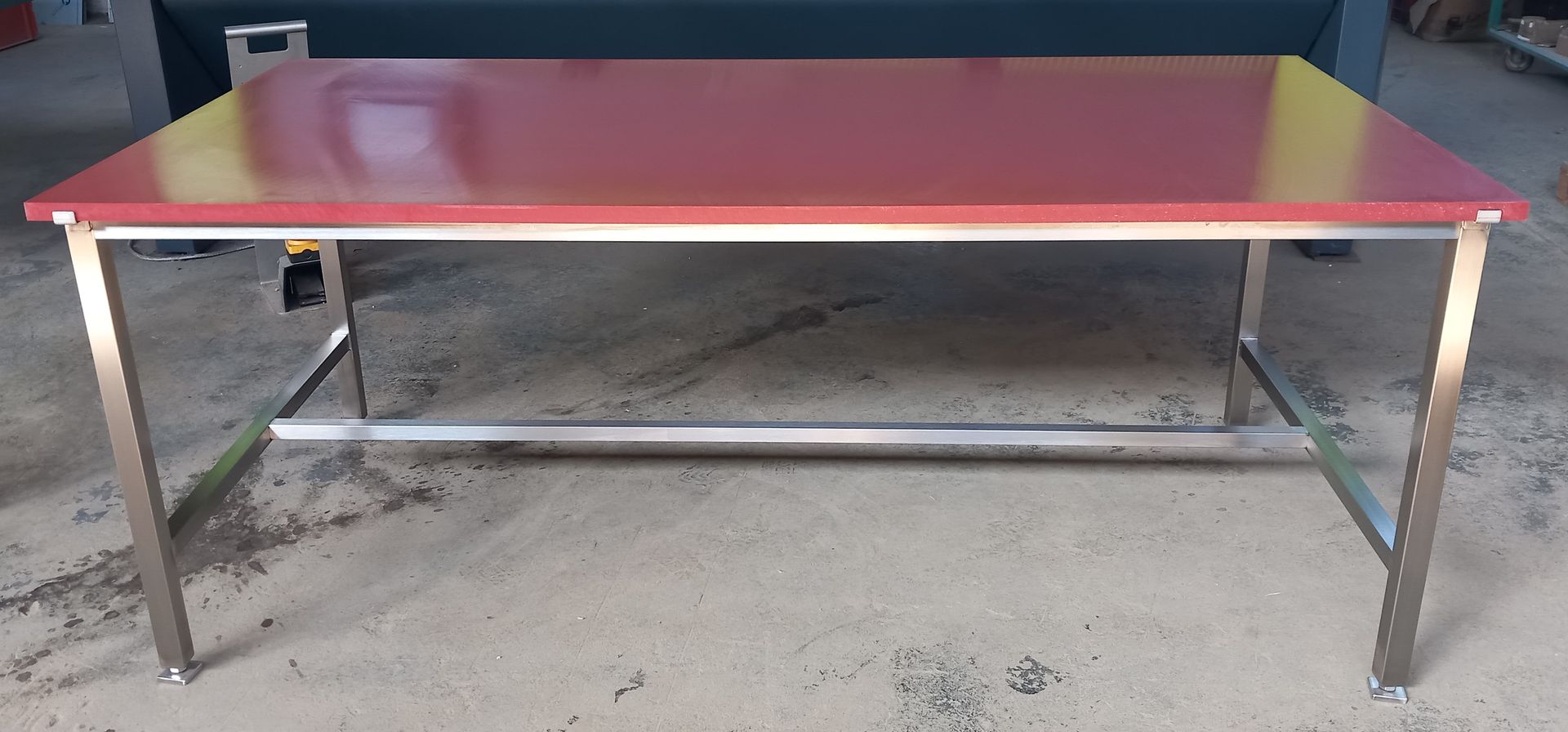 Table de découpe avec plaque en HDPE 500 rouge brun