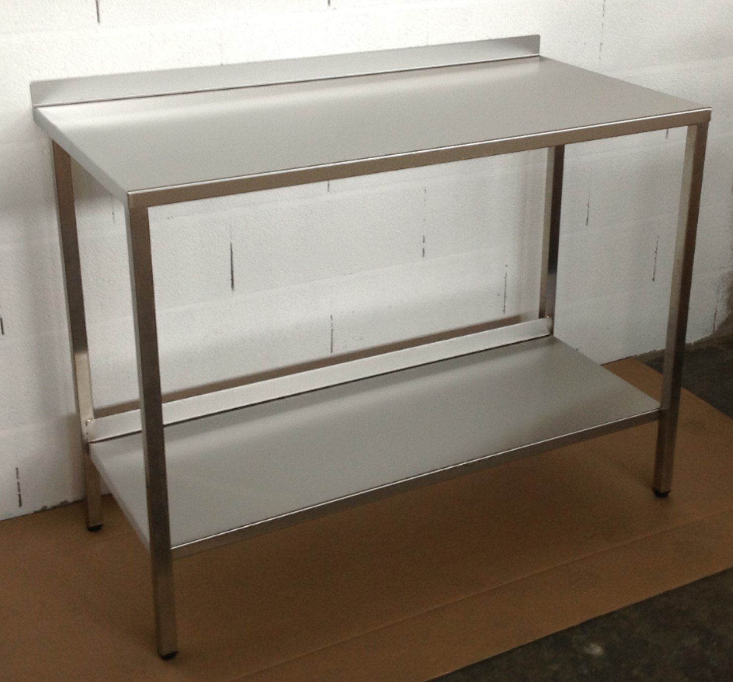 Table en inox sur mesure avec étagère basse Table en inox sur mesure avec étagère basse