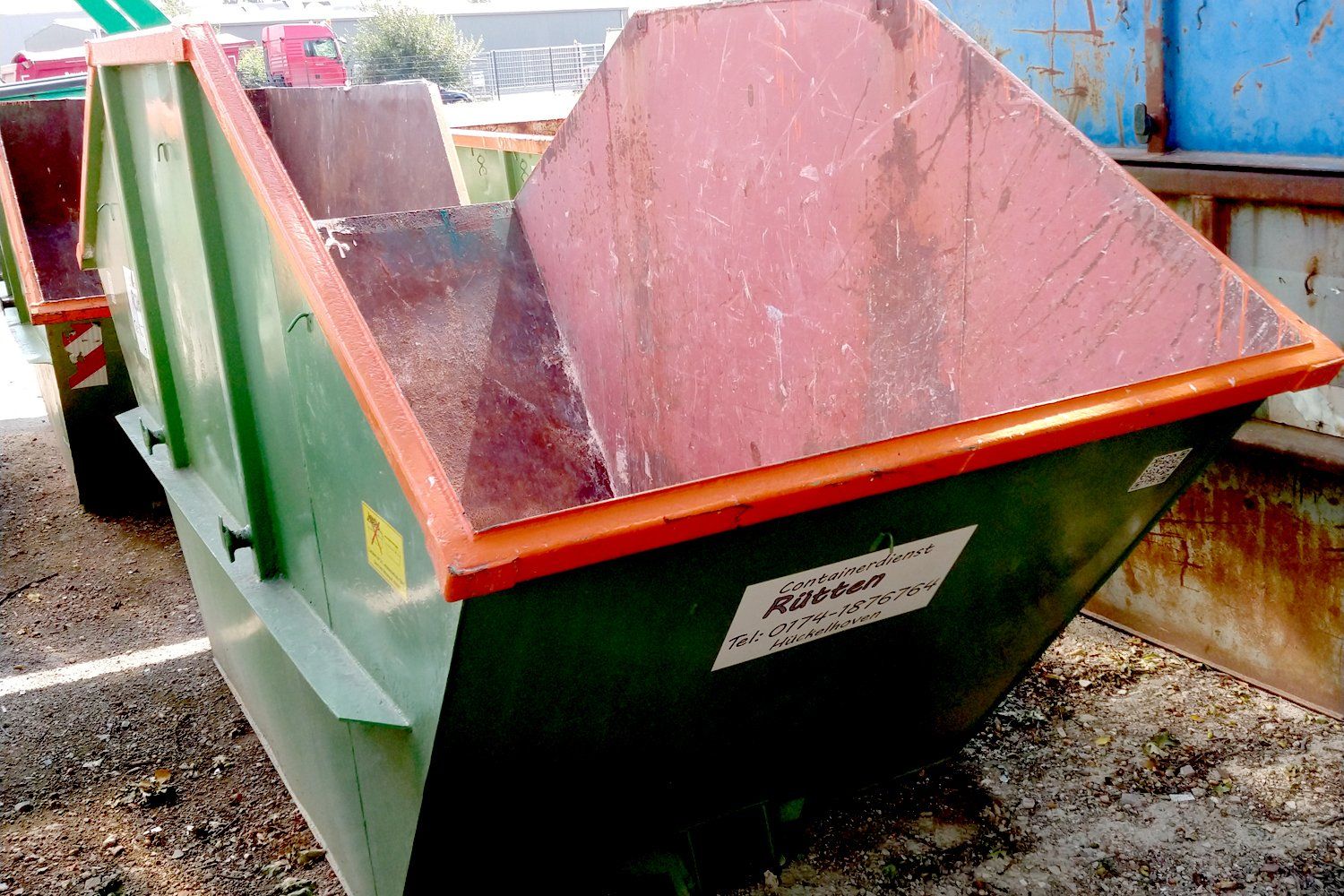 Leere Containermulde