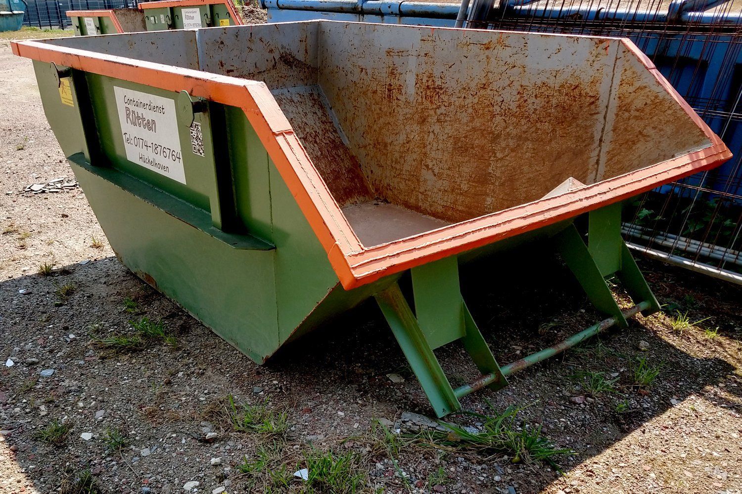 Leere Containermulde