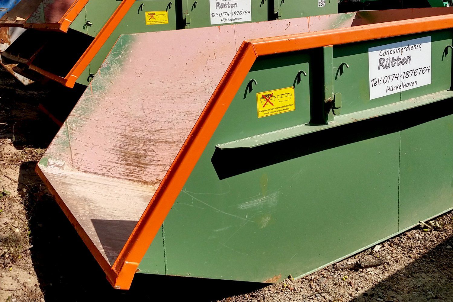 Leere Containermulde