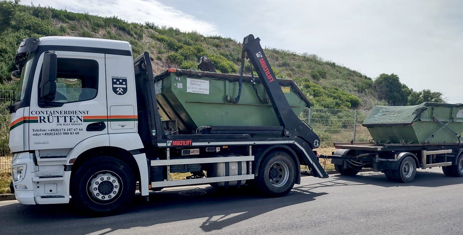 LKW mit Containermulde LKW von Containerdienst Rütten mit aufgeladener Containermulde