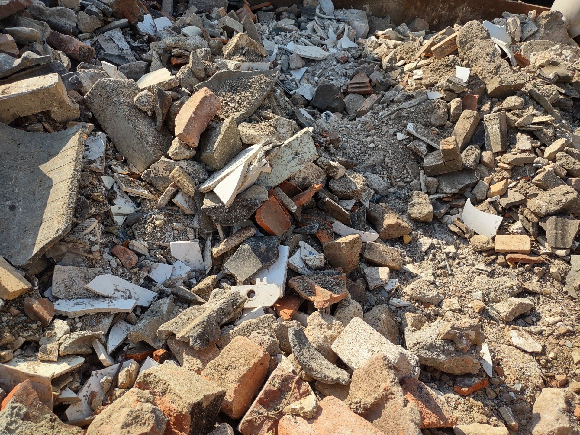 Container mit Ziegelsteinen, Bauschutt