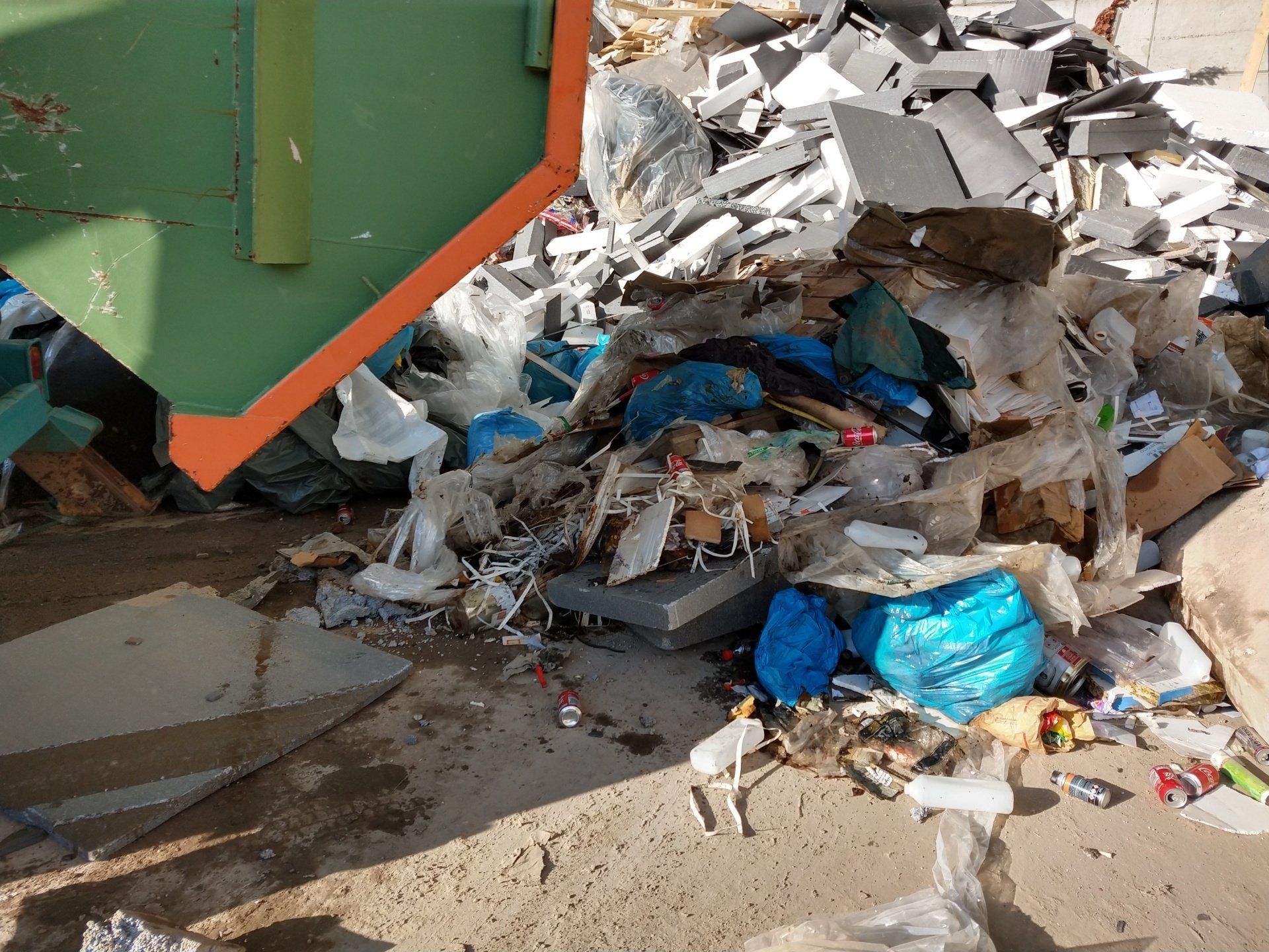 Container mit Plastikmüll