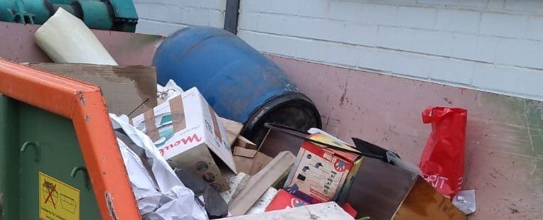 Container mit Plastikmüll und Pappe