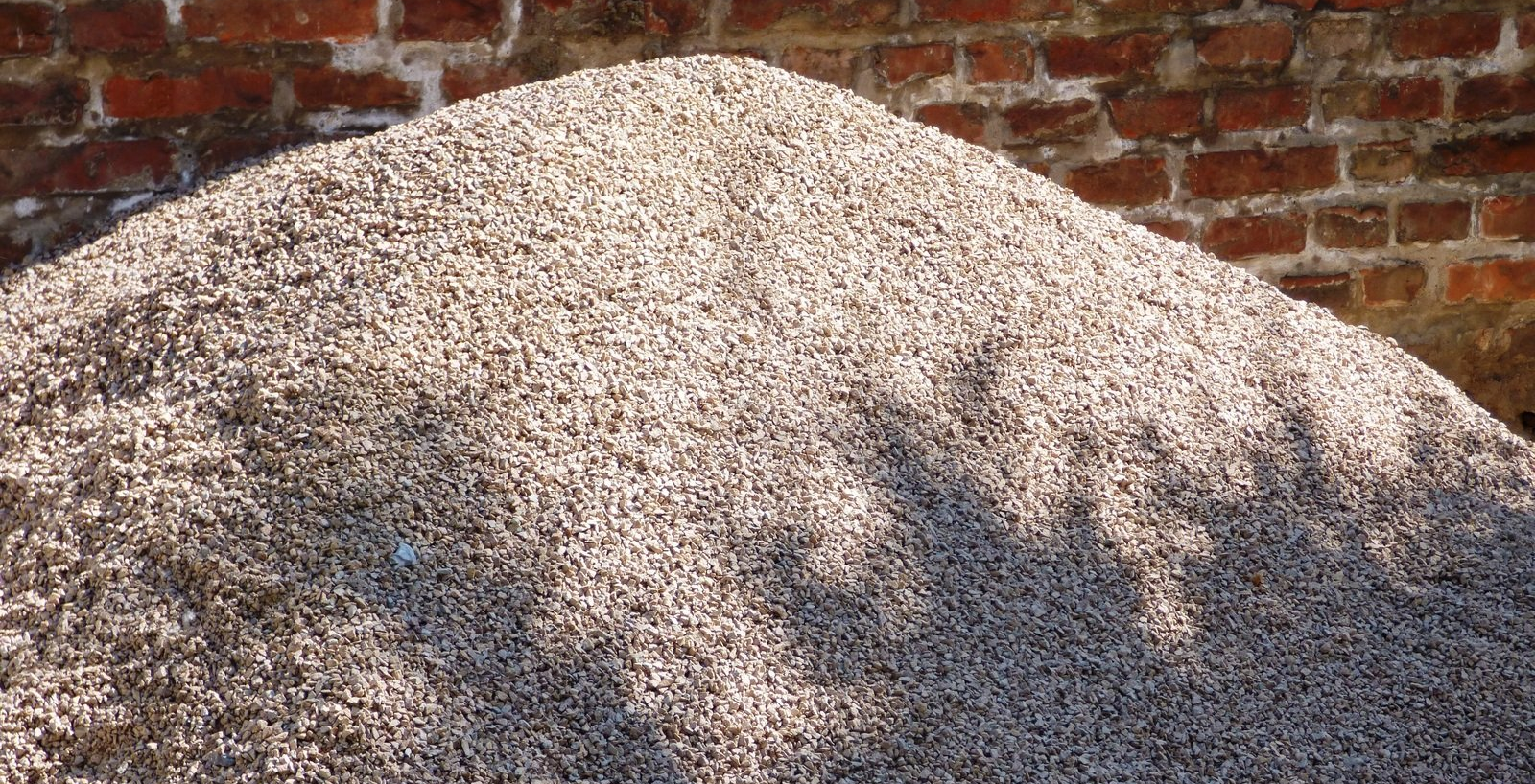 Haufen Schüttgut mit Kies