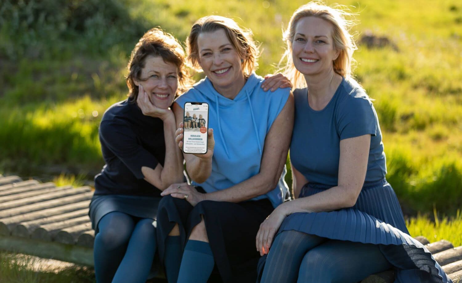 Foto einer Frau, die mit Kompressions-Versorgungen joggt Foto einer Frau, die mit Kompressions-Versorgungen joggt