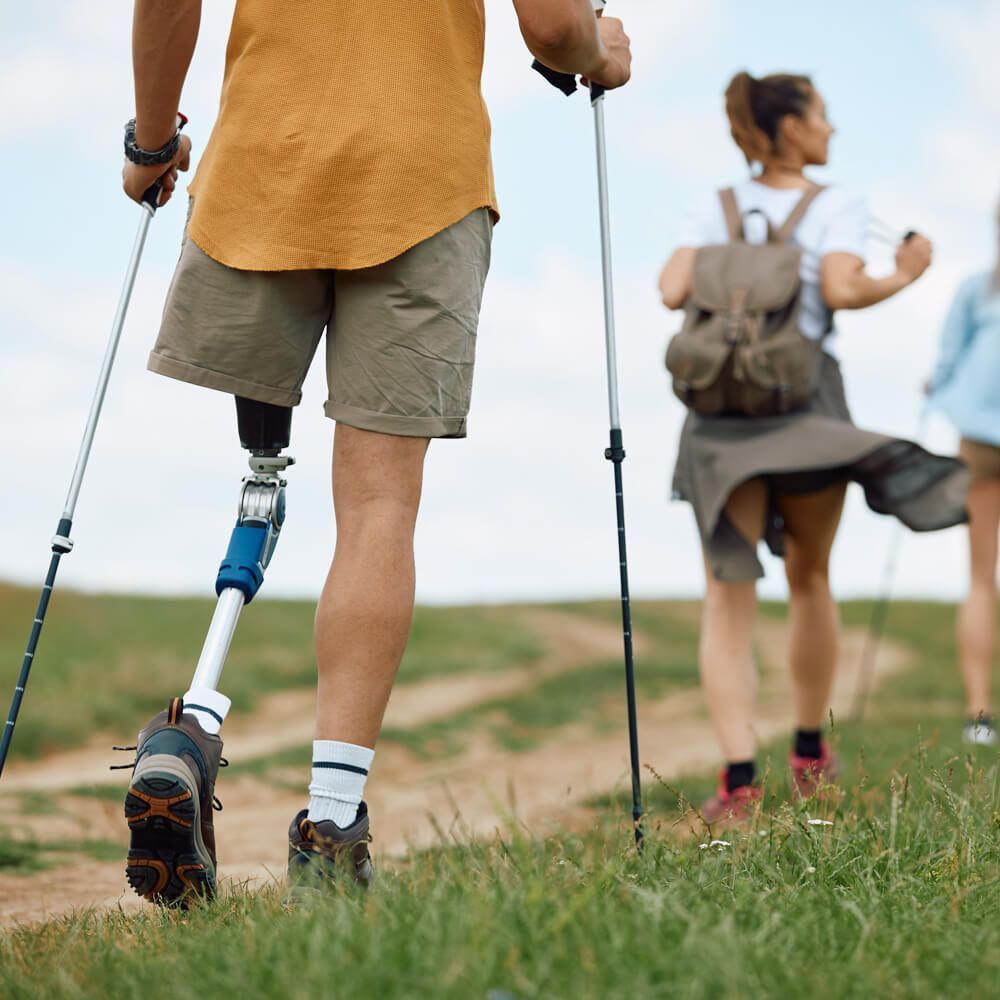 Foto von einem Mann, der mit einer Beinprothese wandert