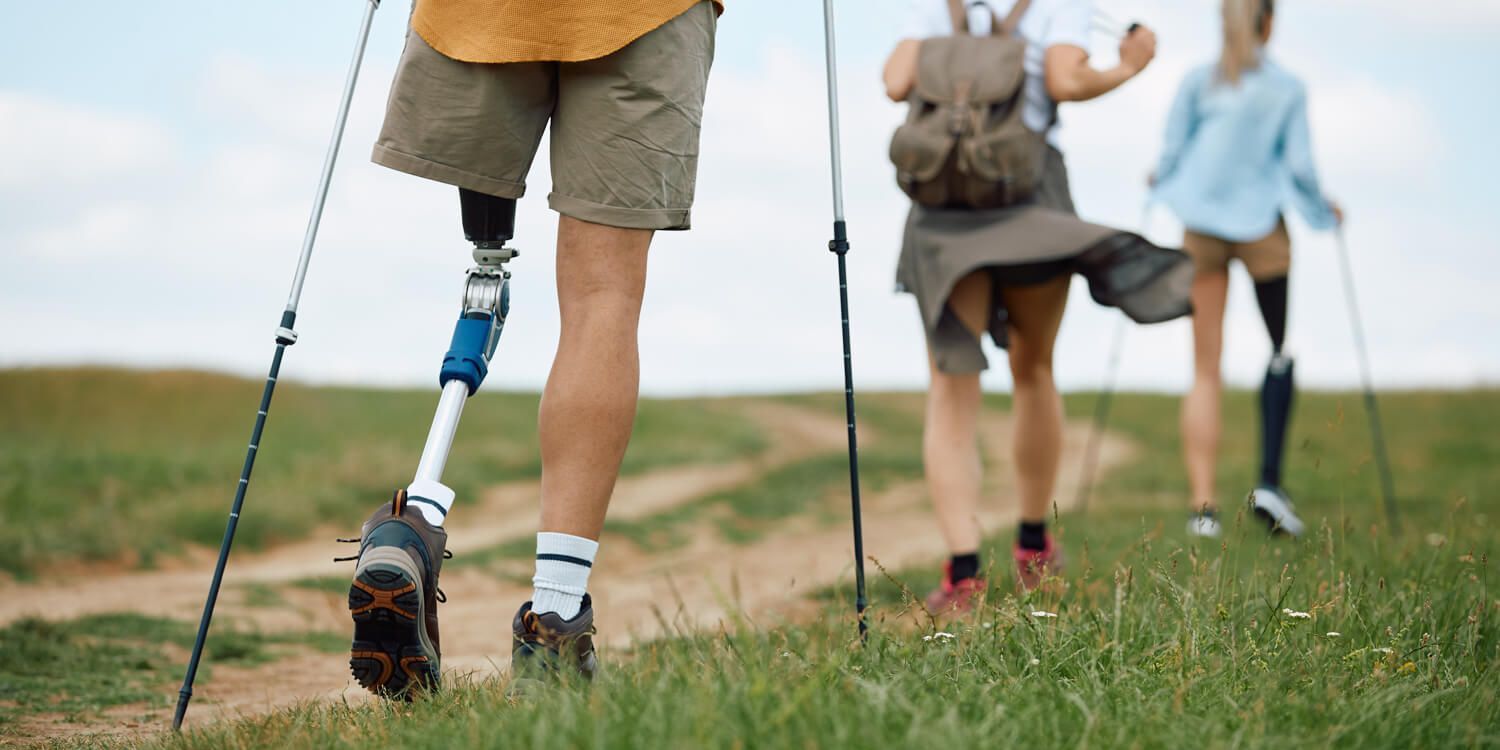 Foto von einem Mann, der mit einer Beinprothese wandert Foto von einem Mann, der mit einer Beinprothese wandert
