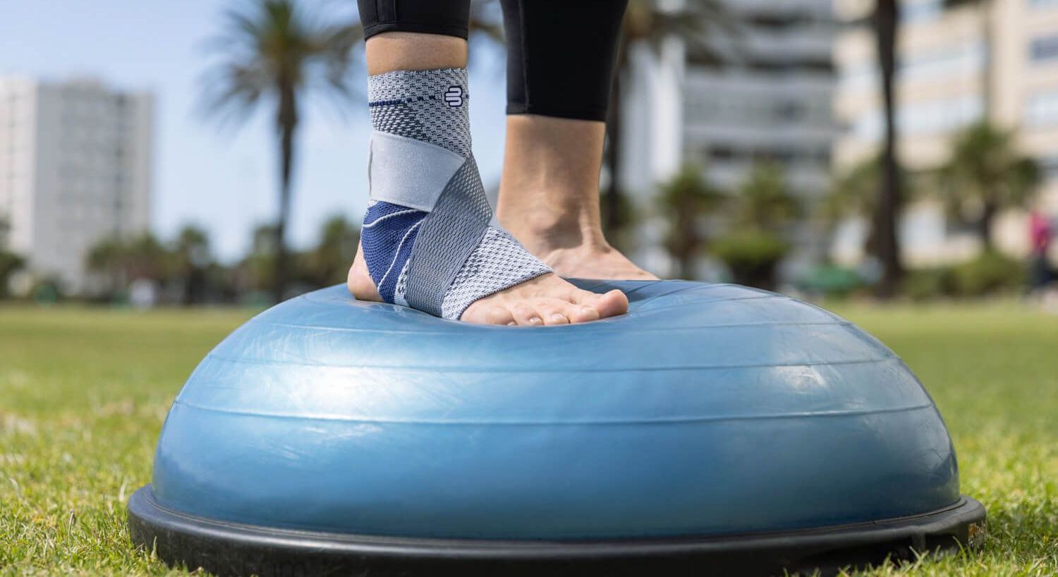 Foto von einem Trainingsprodukt, auf dem eine Person mit einer Bandage am Knöchel steht Foto von einem Trainingsprodukt, auf dem eine Person mit einer Bandage am Knöchel steht