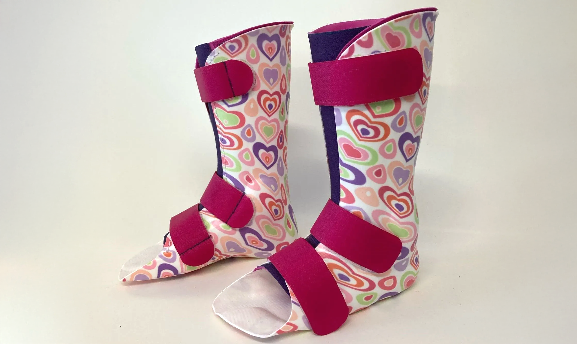 Kinder-Orthese mit Herzchenmuster