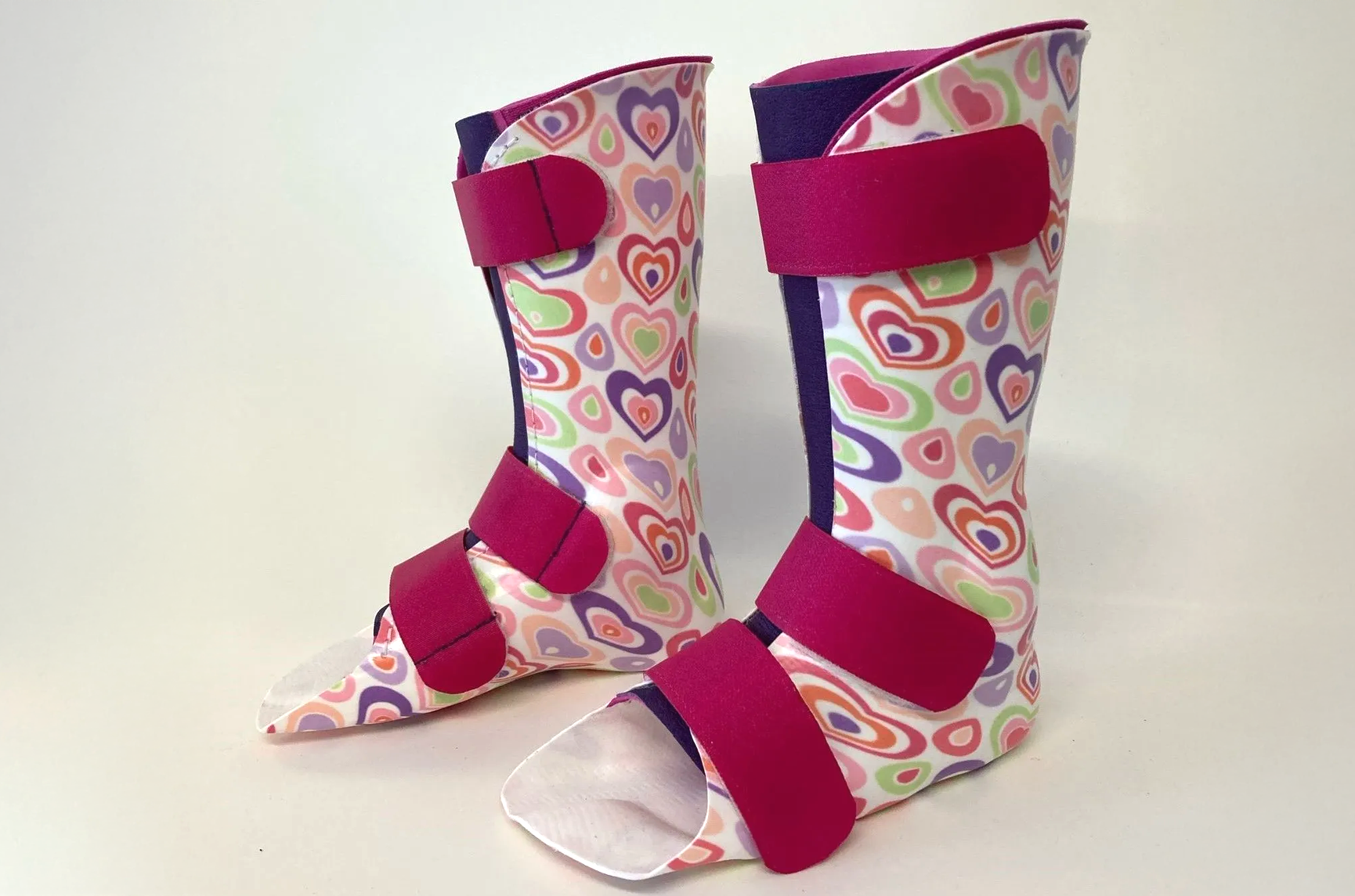 Kinder-Orthese mit Herzchenmuster