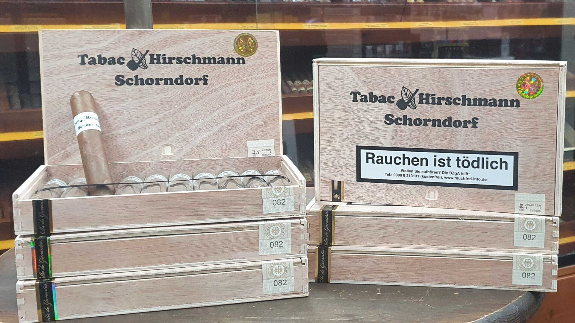 Unsere Jahrescigarre 2026 kommt dieses Jahr aus Nicaragua im Format Wide Churchill 55x5 ½.
Im Geschmack ist unsere Jahrescigarre mild bis mittelkräftig.
Die Cigarren sind auf 100 Kisten limitiert a 10 Cigarren in der Holzkiste.
Einlage: Nicaragua
Umblatt: Nicaragua
Deckblatt: Ecuador
Preis 10er Kiste € 89.- / Stück € 8,90