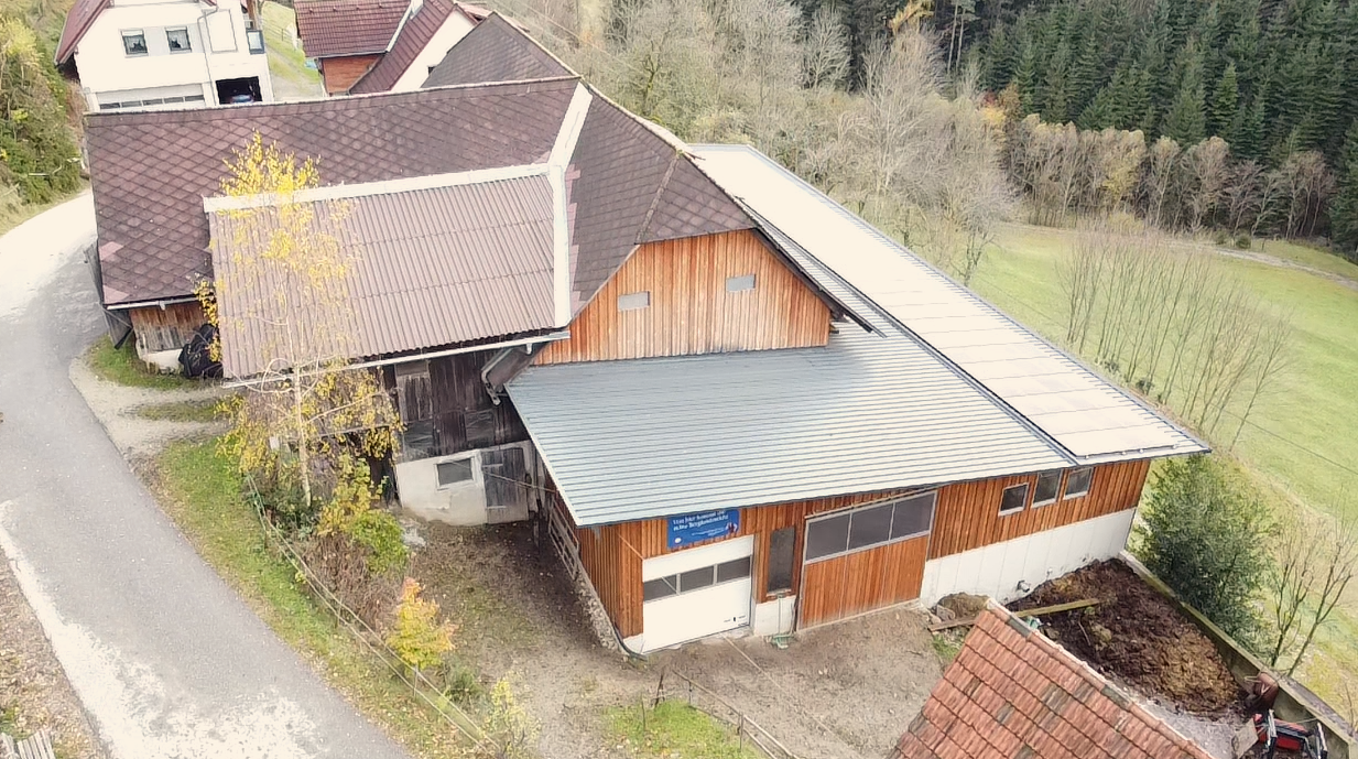 Neubau Rinderlaufstall für 26 Rinder Beim Neubau des Rinderlaufstalls für 26 Rinder wurde der Platz perfekt genutzt und der Stall sehr gut in das Gelände intigriert.
