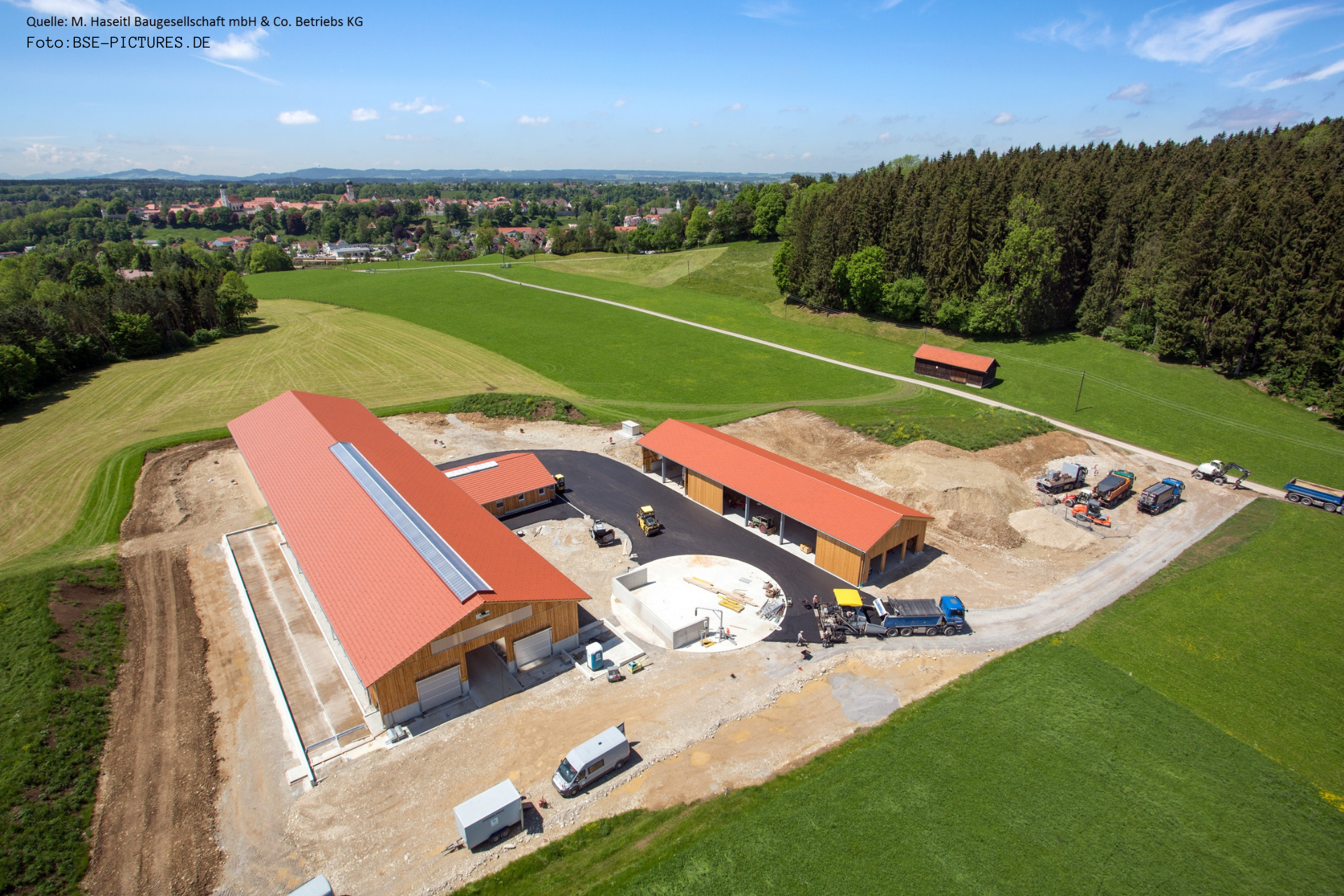 Der Aussiedlerhof ist als Heumilchbetrieb mit Heubergehalle und moderner Heutrocknung ausgestattet. Im Melkhaus ist ein Fischgrätenmelkstand untergebracht. Das Heu wird direkt aus der Bergehalle in den Stall mit einem Heukran transportiert. Der Auslauf bietet direkten Zugang zur Weide.