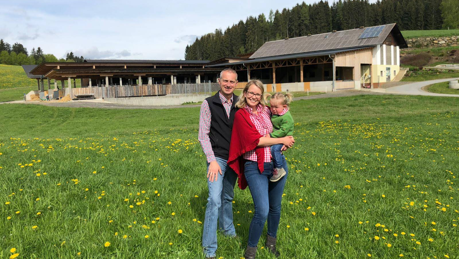 Um und Zubau Rinderlaufstall Der offene Milchviehstall bietet den Kühen viel Luft und Licht. Die Fütterung erfolgt mit einem selbstfahrenden Futtermischwagen. Der Abkalbebereich und Trockensteherbereich ist großzügig mit Stroh ausgeführt. Der Fischgrätenmelkstall ist im alten Stallgebäude perfekt situniert und durch einen großzügigen Vorwartebereich ereichbar.