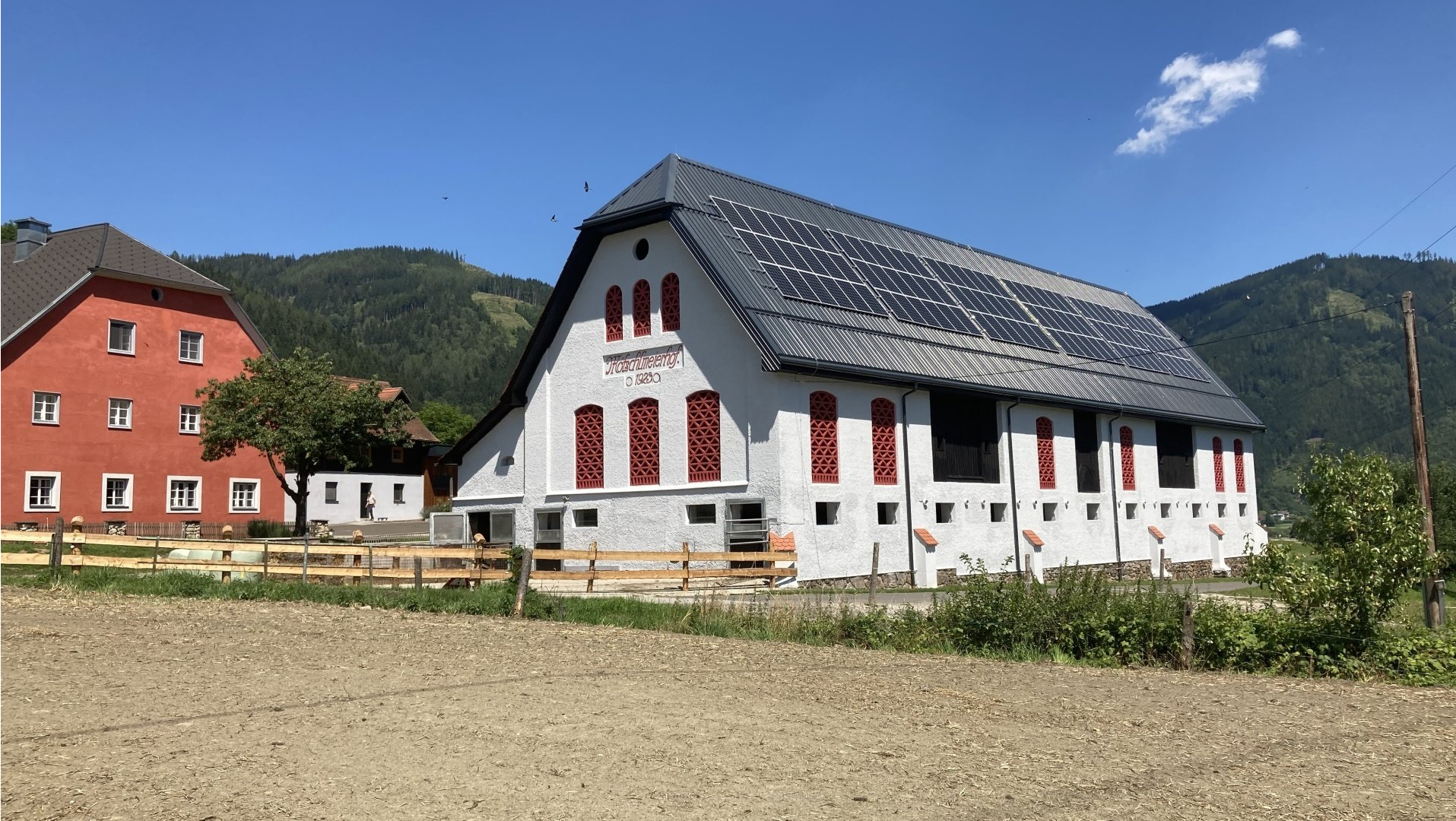 Umbau Mutterkuhstall Maschinenhalle Verarbeitungsräume Verkaufsraum Der Direktvermarkterbetrieb ist mit einem modernen Verarbeitungsbereich und einen ansprechenden Verkaufsraum ausgestattet. Die Maschinenhalle bietet Platz für alle Geräte und auch die Hackschnitzel. Der bestehende Anbindestall wurde biotauglich in einen arbeitswirtschaftlich und tierfreundlichen Mutterkuhstall umgebaut.