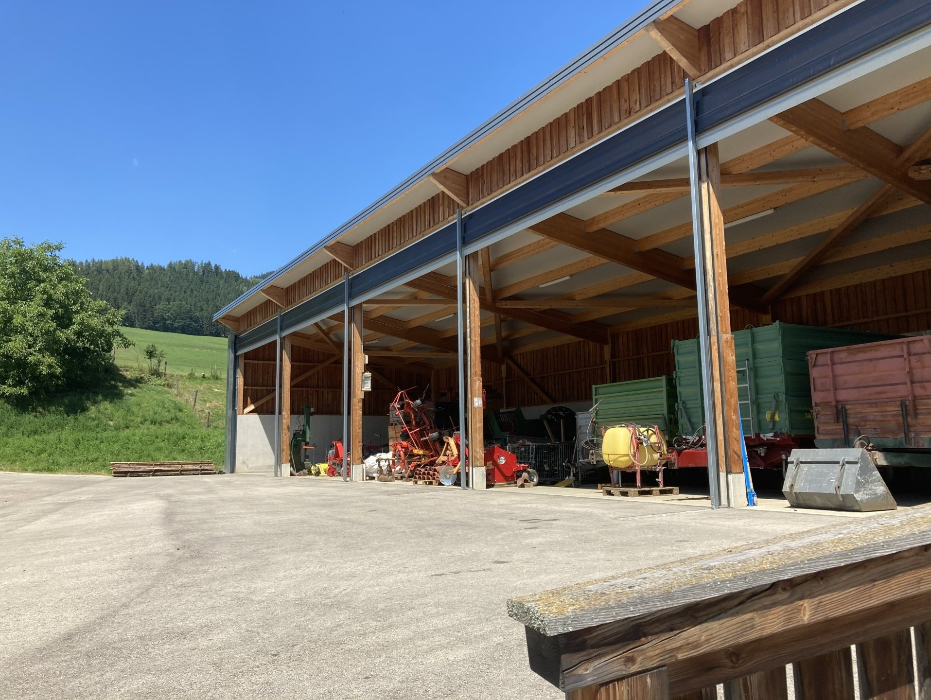 Der Direktvermarkterbetrieb ist mit einem modernen Verarbeitungsbereich und einen ansprechenden Verkaufsraum ausgestattet. Die Maschinenhalle bietet Platz für alle Geräte und auch die Hackschnitzel. Der bestehende Anbindestall wurde biotauglich in einen arbeitswirtschaftlich und tierfreundlichen Mutterkuhstall umgebaut.