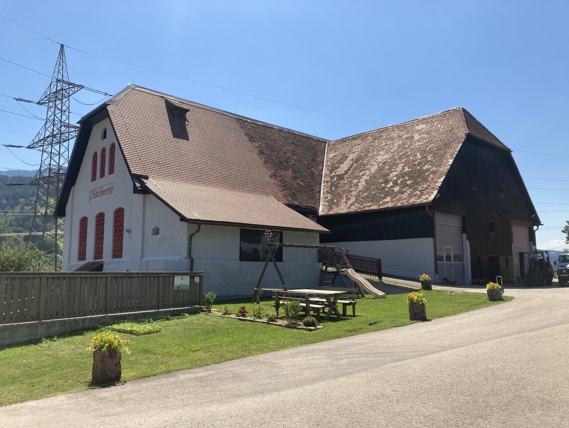 Der Direktvermarkterbetrieb ist mit einem modernen Verarbeitungsbereich und einen ansprechenden Verkaufsraum ausgestattet. Die Maschinenhalle bietet Platz für alle Geräte und auch die Hackschnitzel. Der bestehende Anbindestall wurde biotauglich in einen arbeitswirtschaftlich und tierfreundlichen Mutterkuhstall umgebaut.