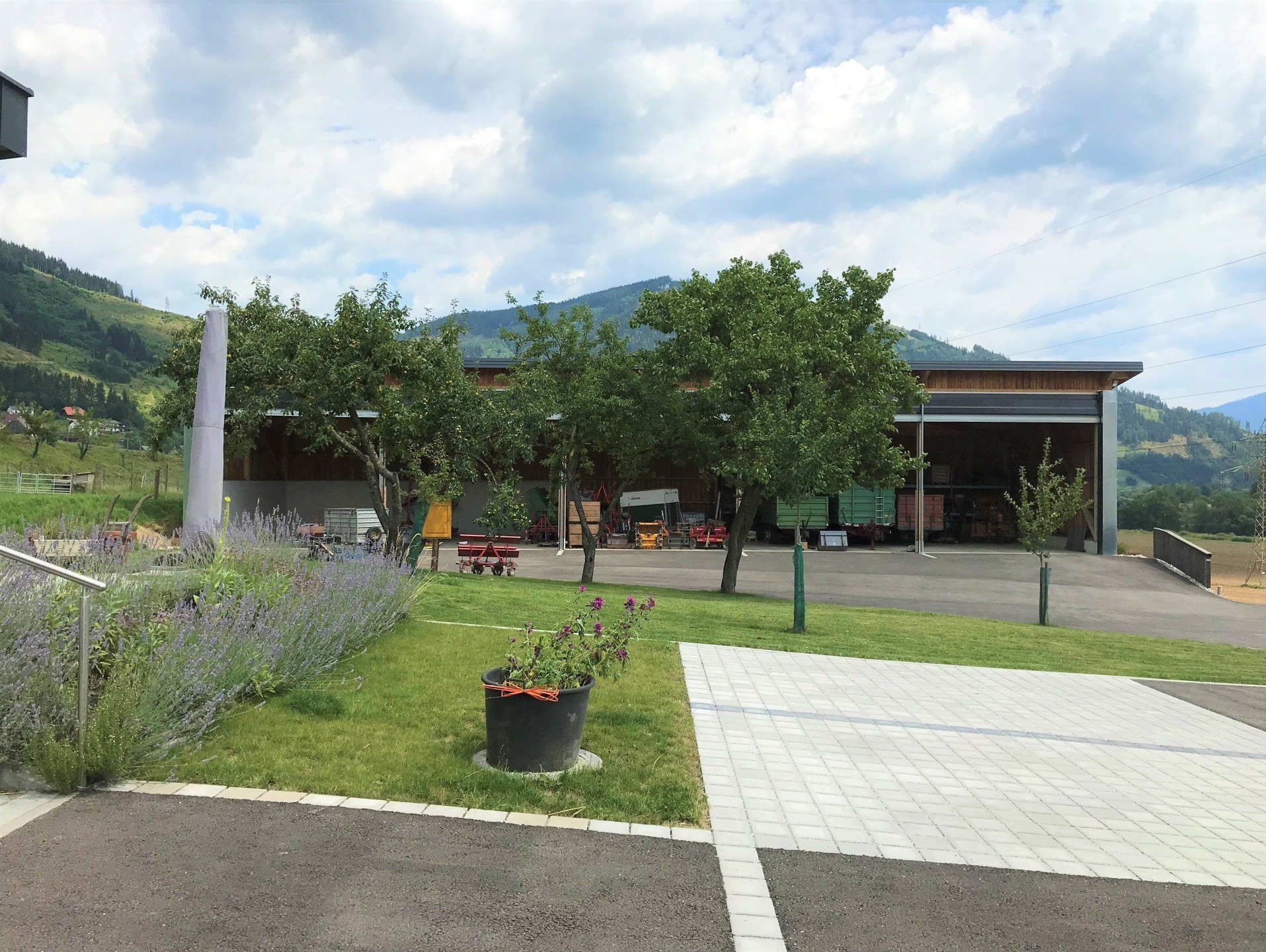 Der Direktvermarkterbetrieb ist mit einem modernen Verarbeitungsbereich und einen ansprechenden Verkaufsraum ausgestattet. Die Maschinenhalle bietet Platz für alle Geräte und auch die Hackschnitzel. Der bestehende Anbindestall wurde biotauglich in einen arbeitswirtschaftlich und tierfreundlichen Mutterkuhstall umgebaut.